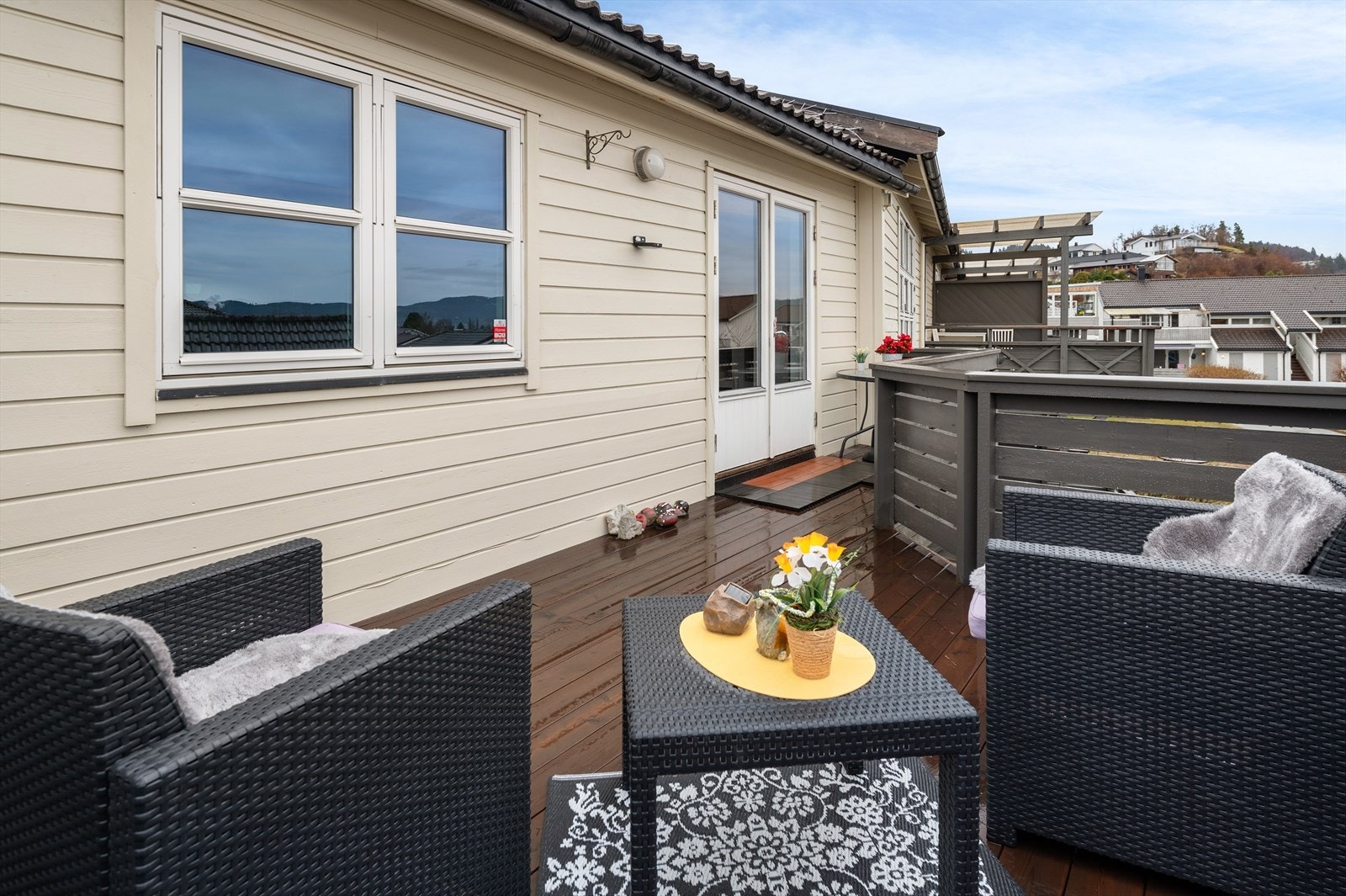 Sydvendt og solrik veranda på 13,5 kvm. Galleribilde