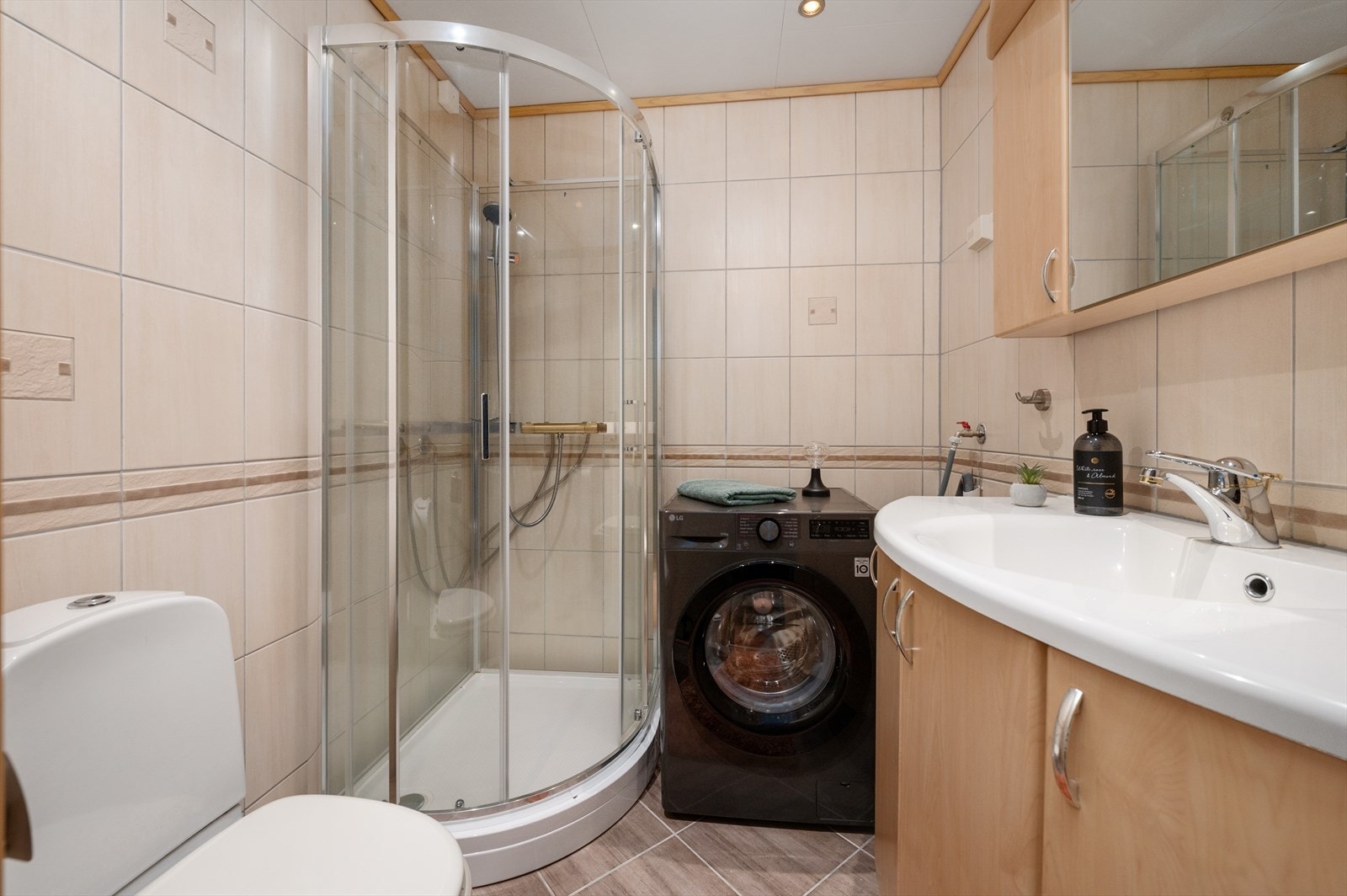 Flislagt baderom med opplegg for vaskemaskin Galleribilde