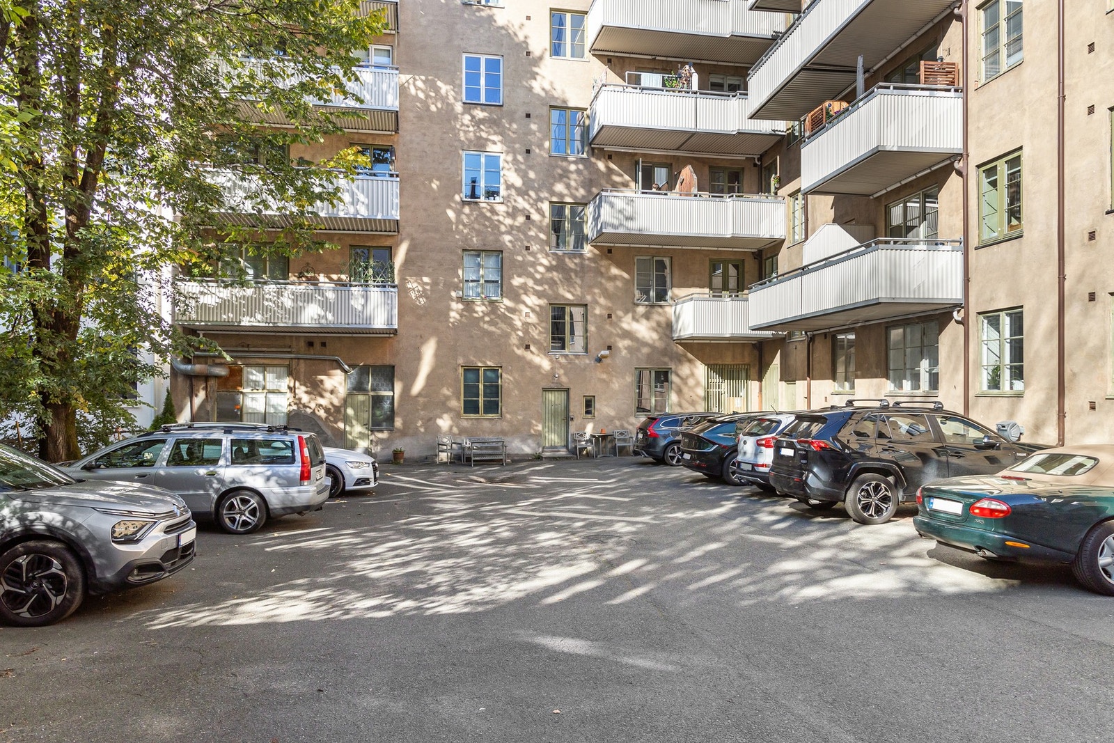 Sameiet har 16 parkeringsplasser i gårdsrommet som benyttes etter førstemann til mølla prinsippet, kun kr 9,- per døgn. Galleribilde