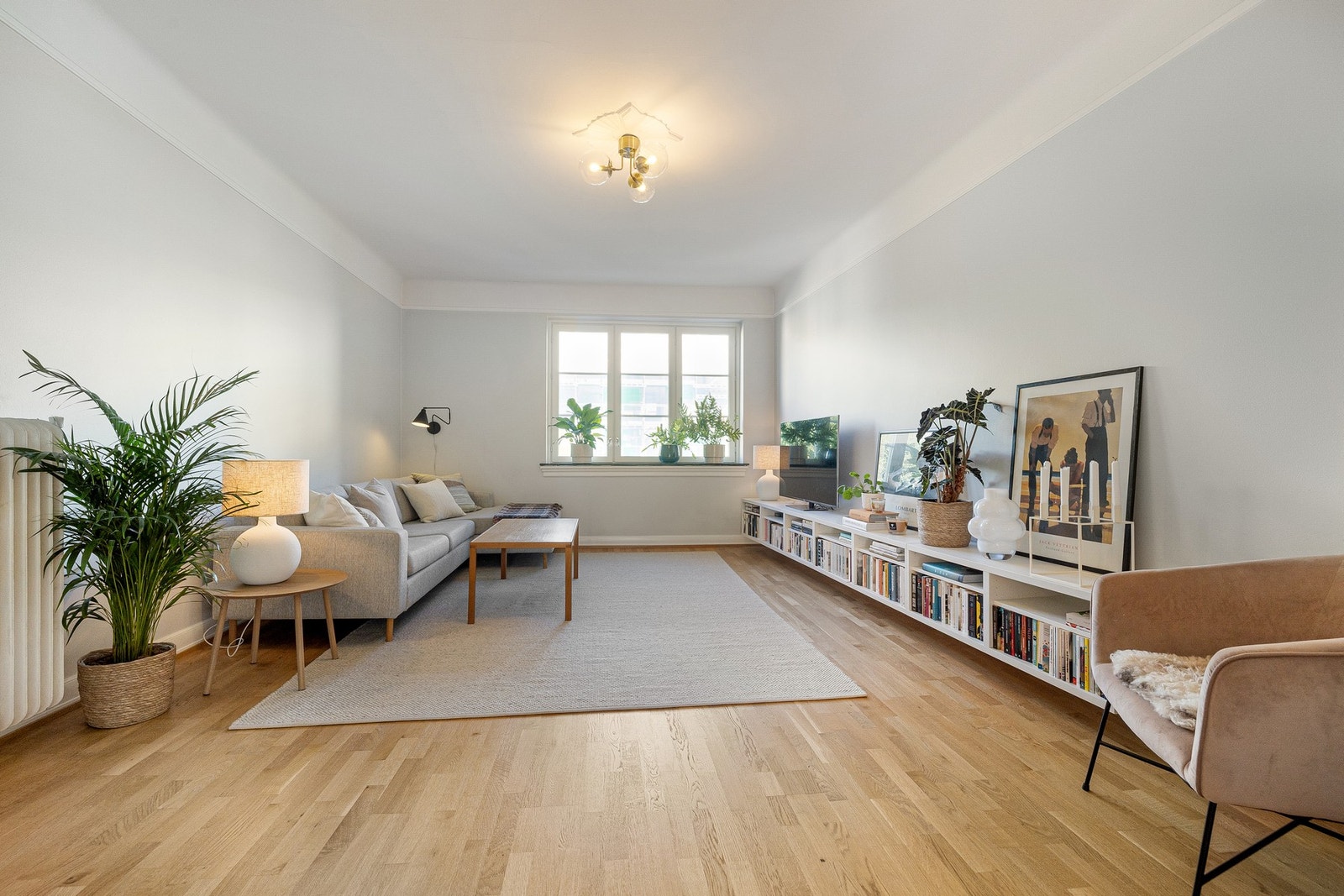 Leiligheten byr på generøs takhøyde, brede vinduskarmer, samt rikelig med naturlig sollys. Galleribilde