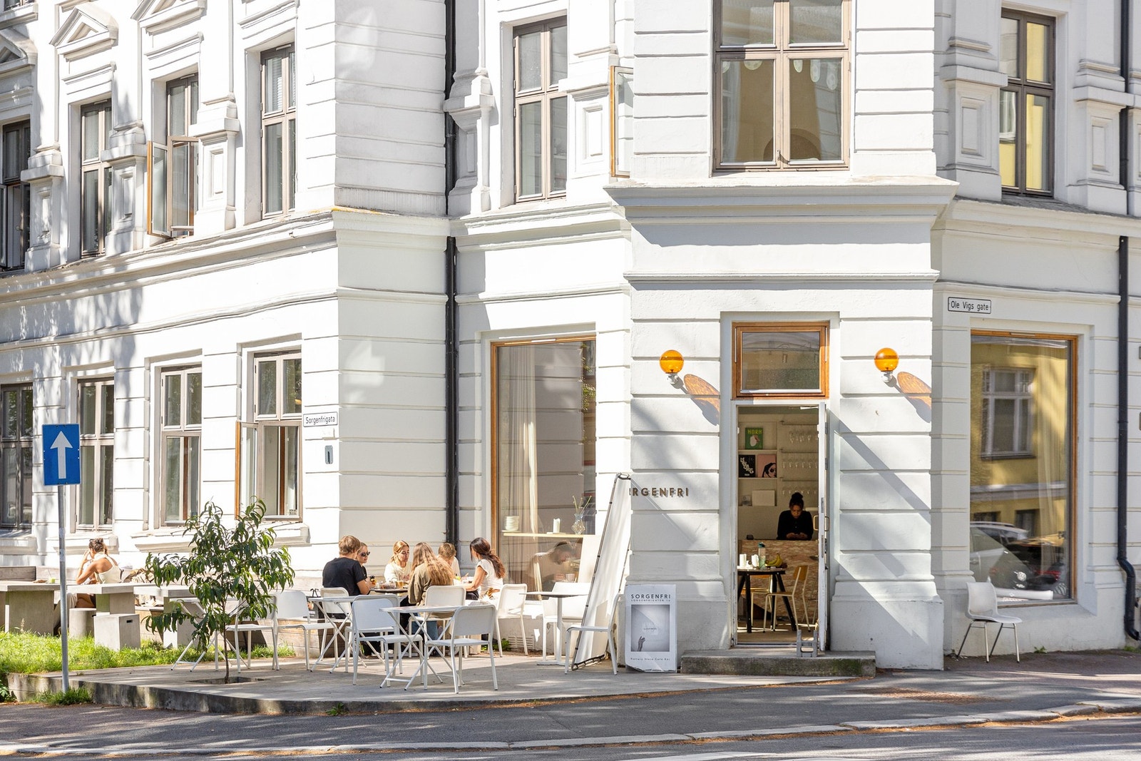 Området er kjent for sitt tilbud av koselige kaffebarer, bakerier, restauranter og delikatesseforretninger, samt eksklusive spesialforretninger innen klær og mote. Galleribilde