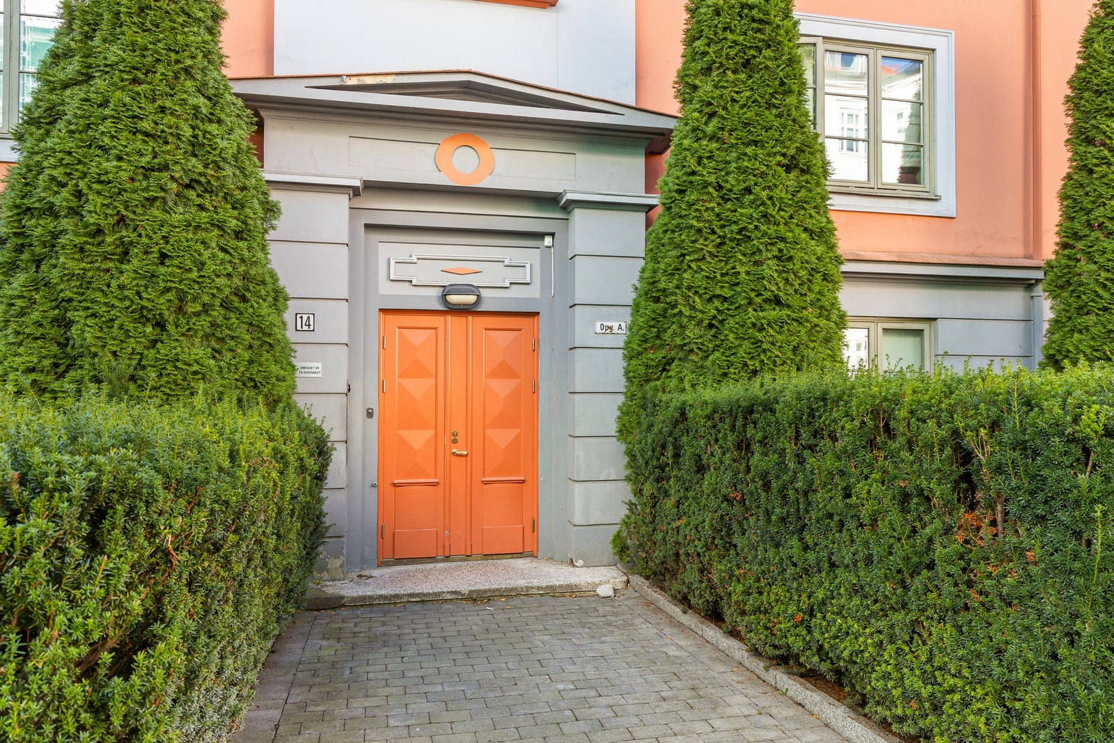 Boligen ligger i en flott, klassisk bygård med sjarmerende forhage. Galleribilde