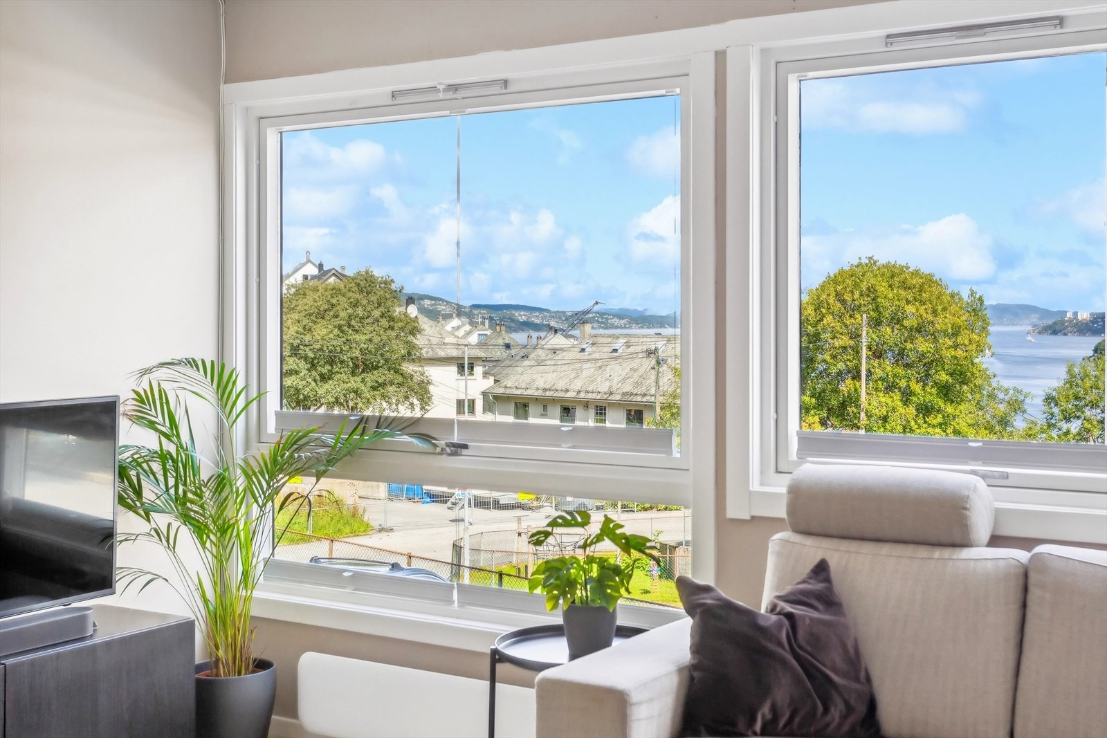 - Leiligheten inneholder entré, bad, soverom, stue/kjøkken og innvendig bod. Tilhørende leiligheten medfølger også 2 eksterne boder og garasjeplass Galleribilde