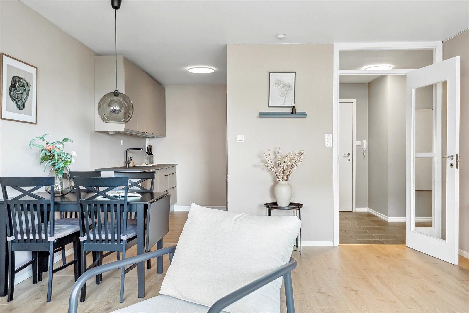 - Inkludert i felleskostnadene er det blant annet varmtvann og TV/internett fra Telenor Galleribilde