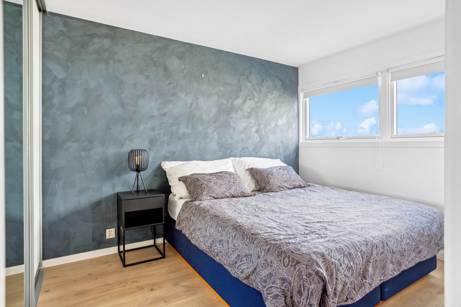 - Romslig soverom på 11 m² med skyvedørsgarderobe Galleribilde