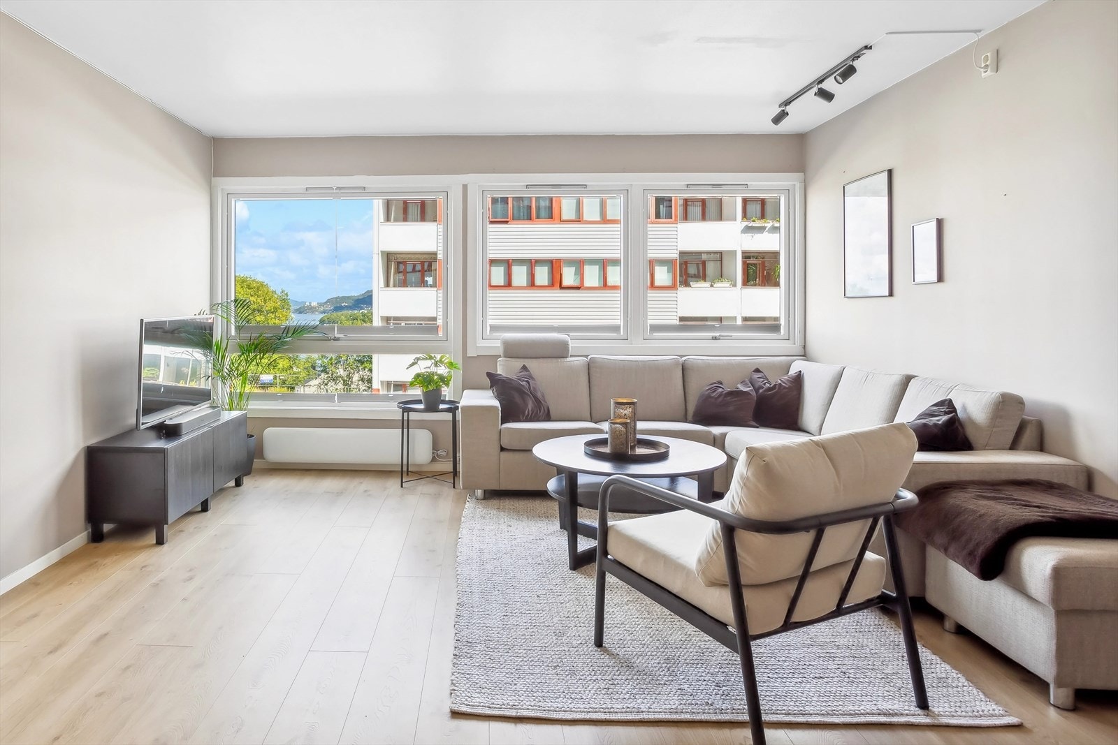 - Leiligheten ligger i høy første etasje Galleribilde