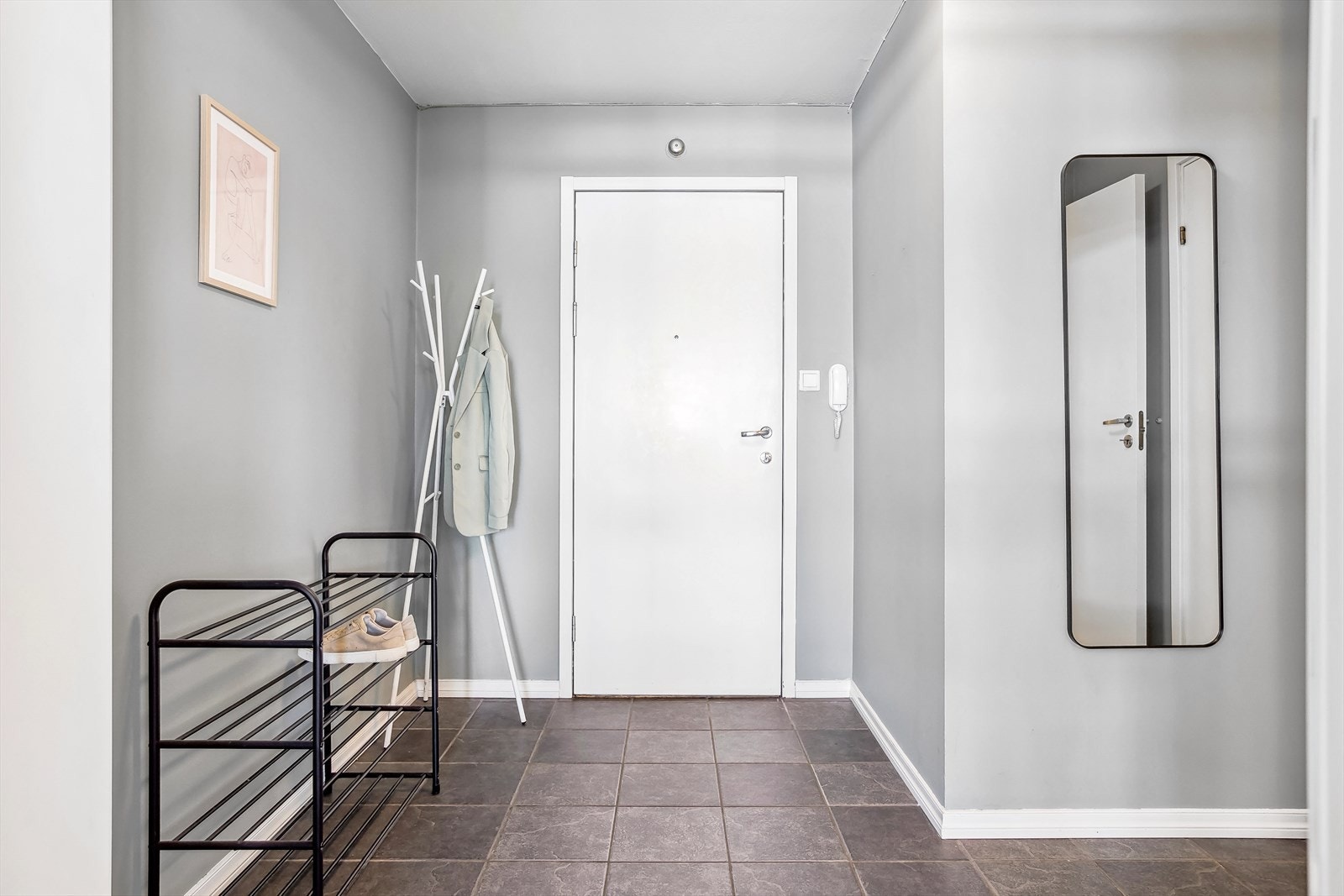 - Velkommen inn. Det er plass til både oppheng og garderobeskap Galleribilde