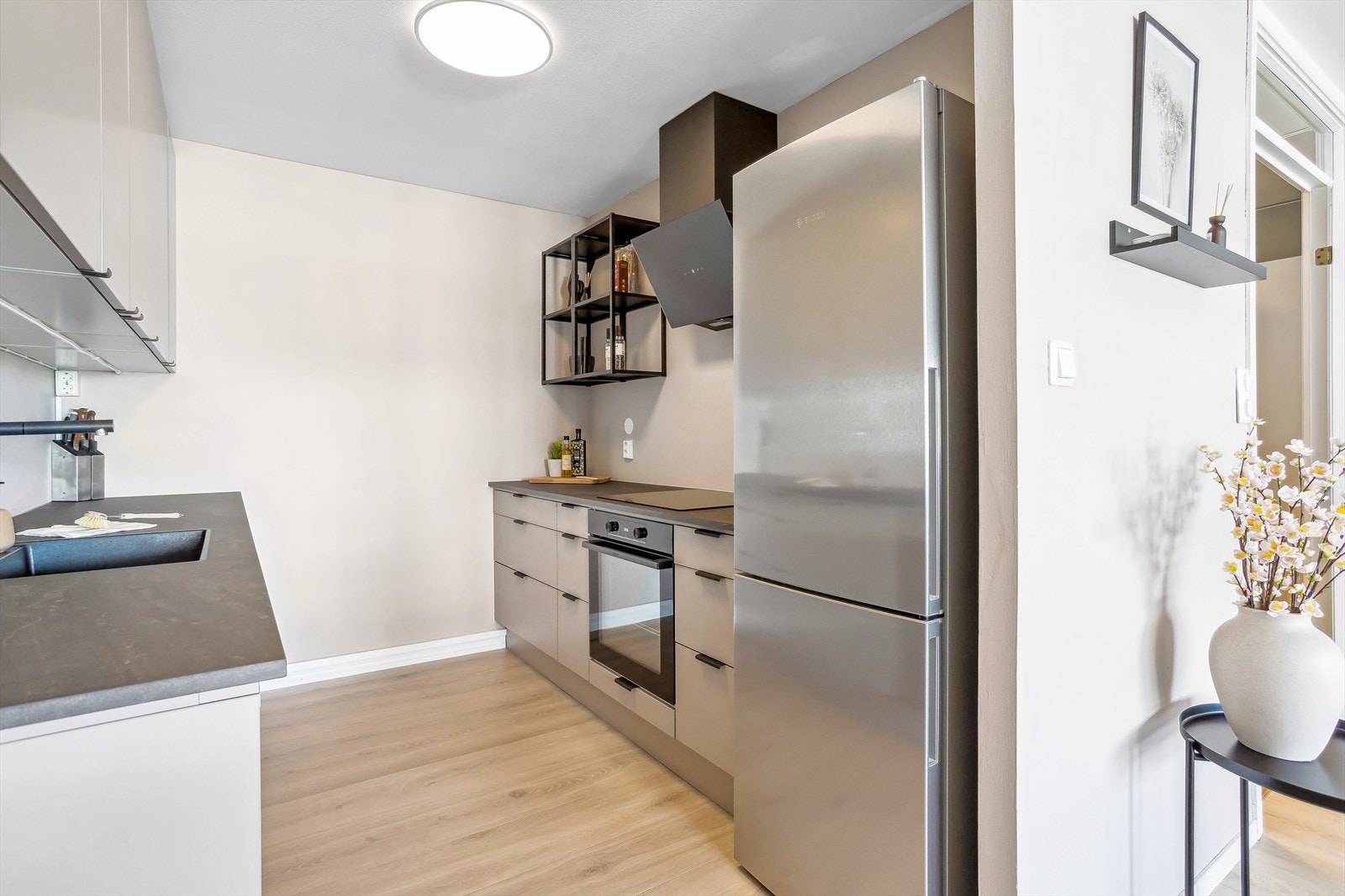 - Delikat og tidsriktig kjøkkeninnredning med glatte fronter Galleribilde