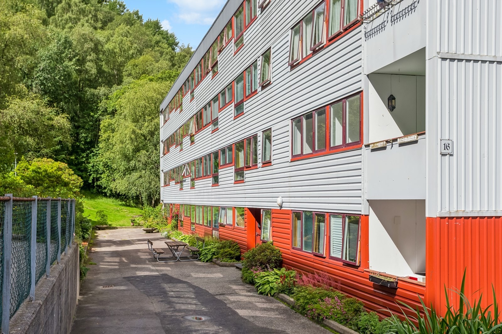 - Her bor du i et rolig og tilbaketrukket boområde med nærhet til natur, samtidig som du har kort gangavstand til alt av daglige servicetilbud Galleribilde