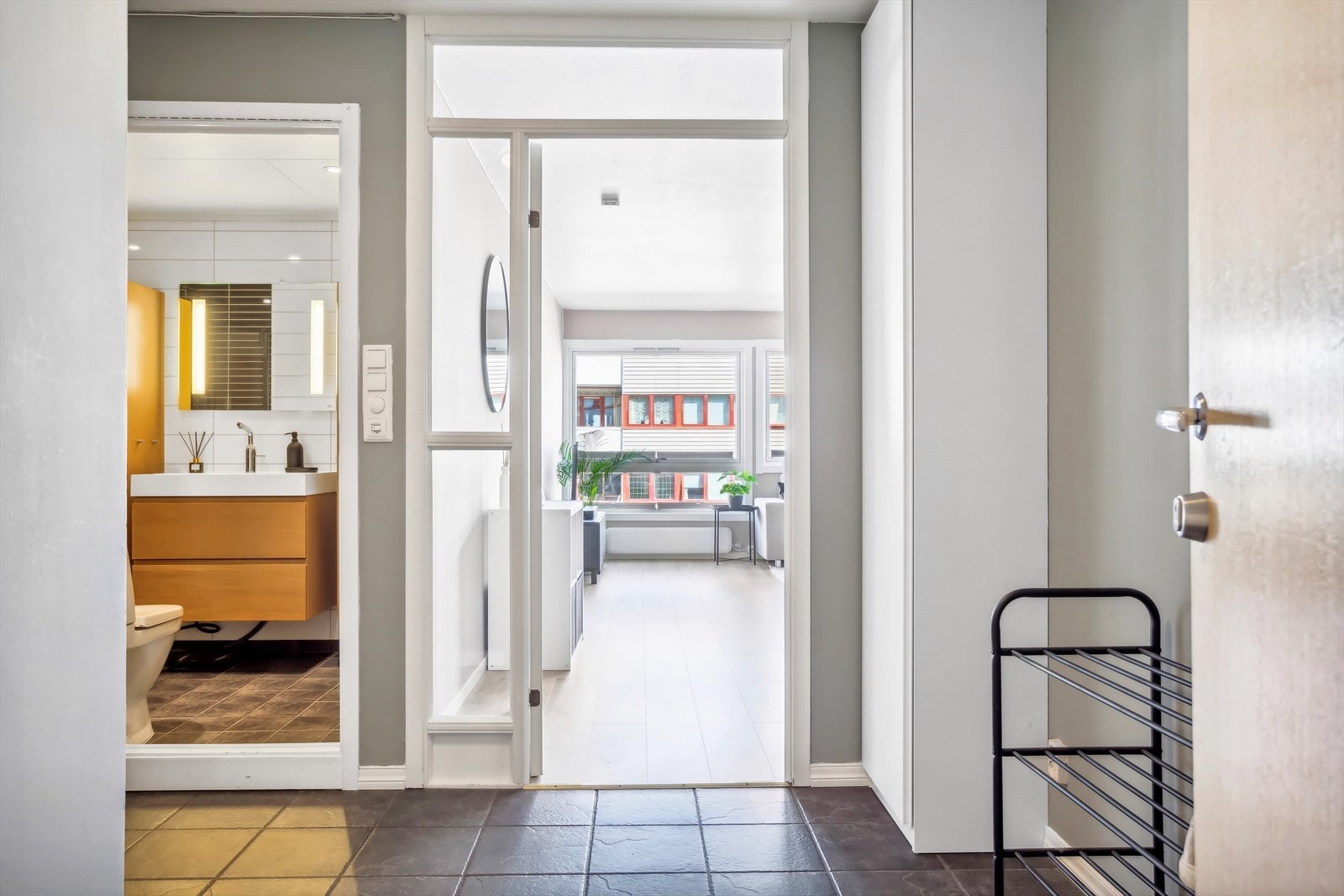 - Leiligheten disponerer to eksterne boder - perfekt for ekstra oppbevaring Galleribilde