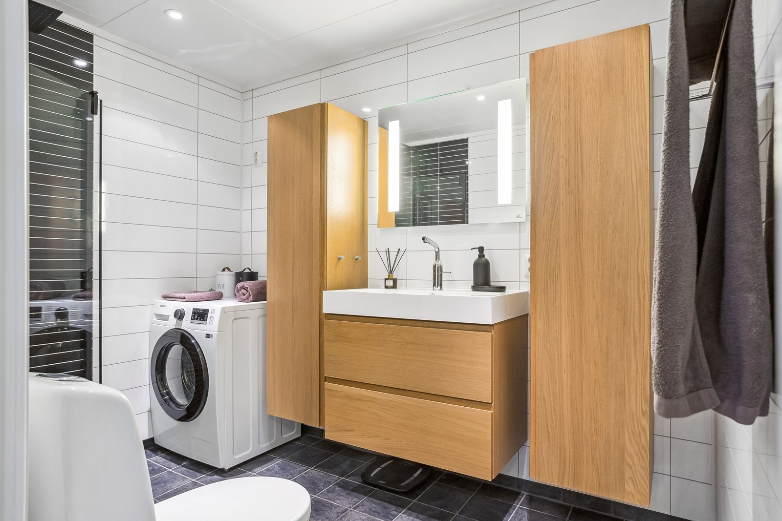 - Badet måler 4,9 m² og har behagelig varme i gulv Galleribilde