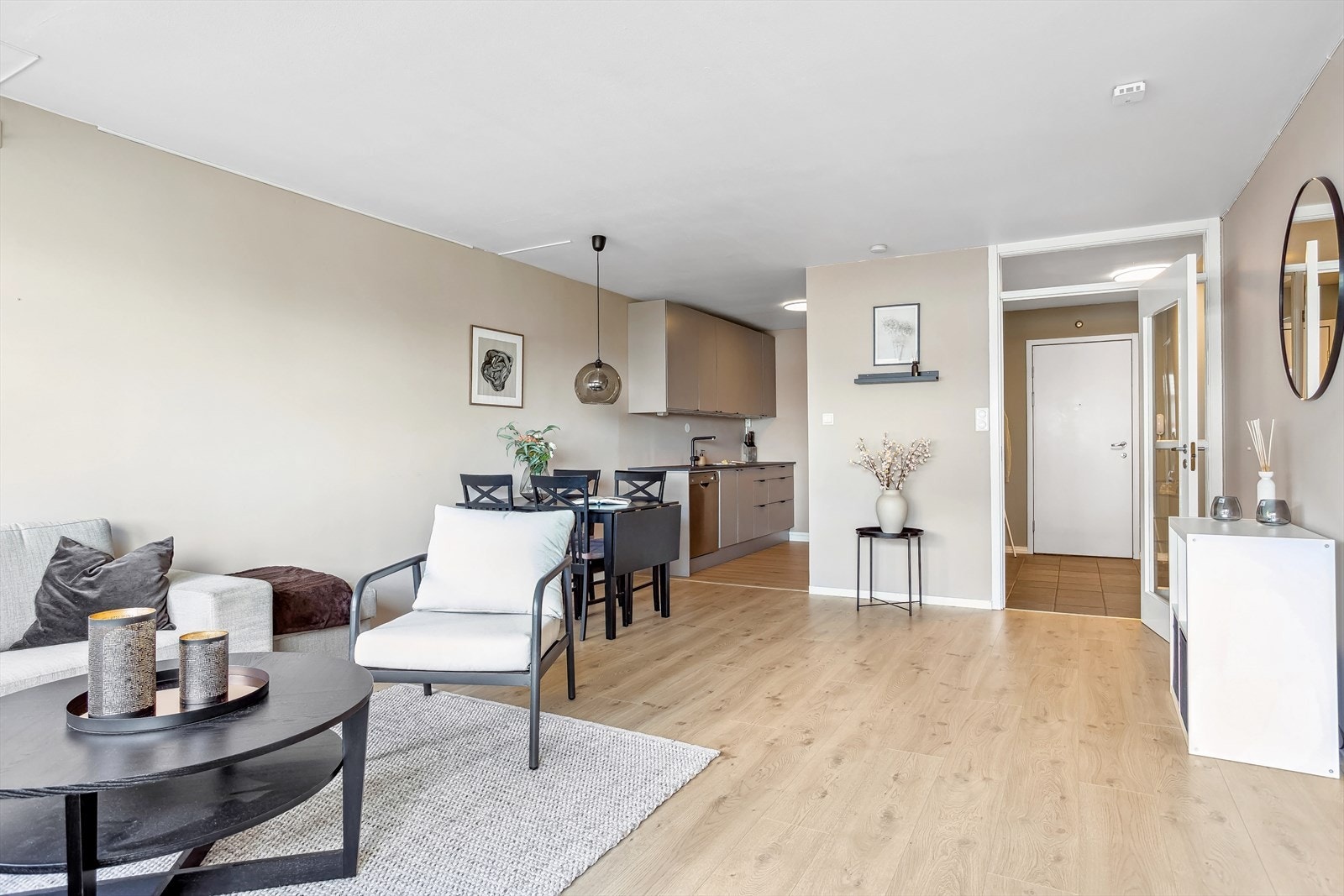 - Den lyse stuen har god plass til sofa og spisegruppe Galleribilde