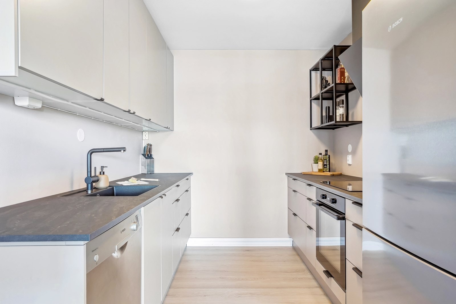 - Innredningen har god skap -og benkeplass. Hvitevarer som kjøleskap, integrert oppvaskmaskin, stekeovn og platetopp medfølger i handelen Galleribilde