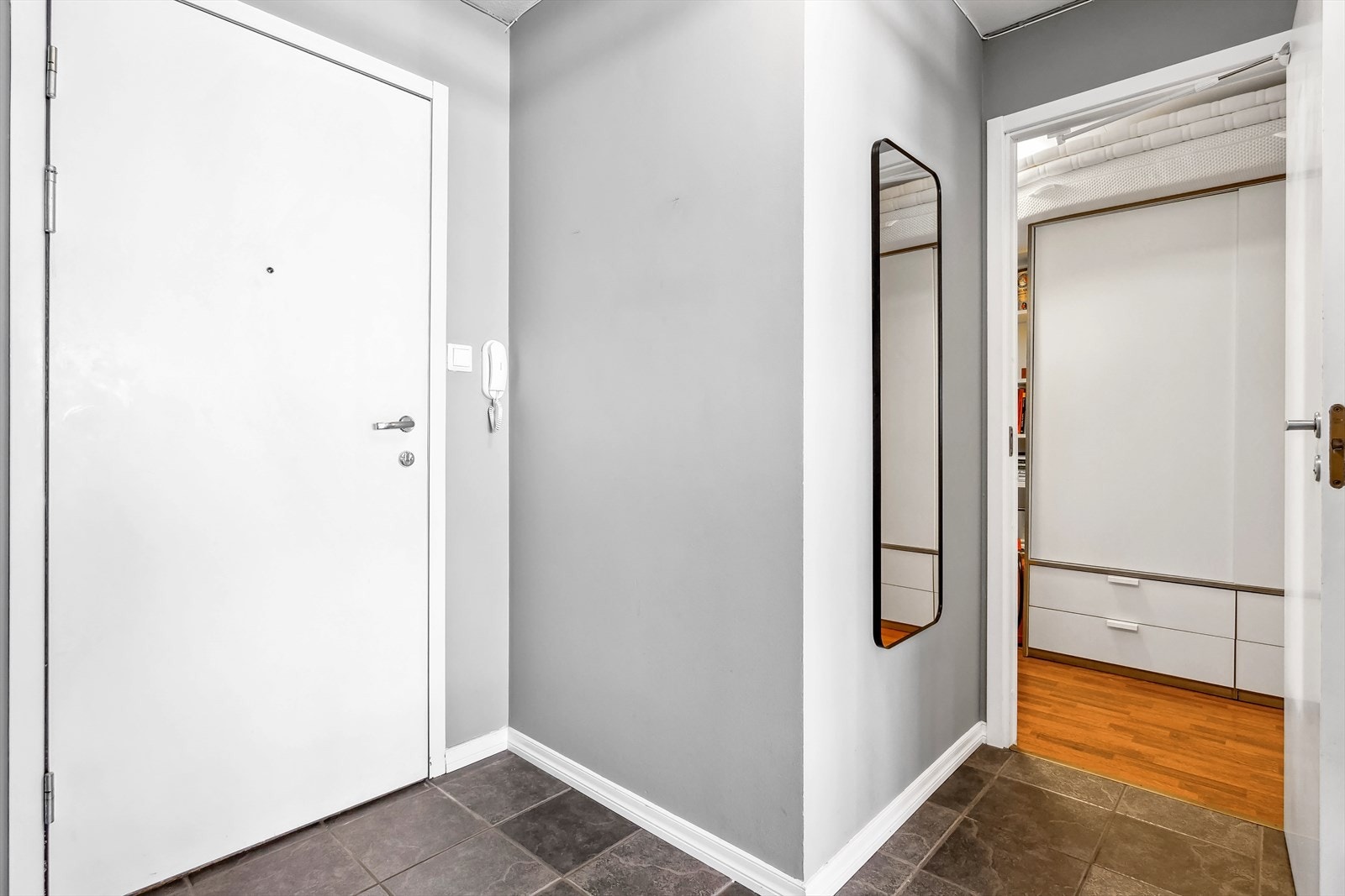 - Fra entréen er det tilkomst til en innvendig bod på 4,8 m² Galleribilde