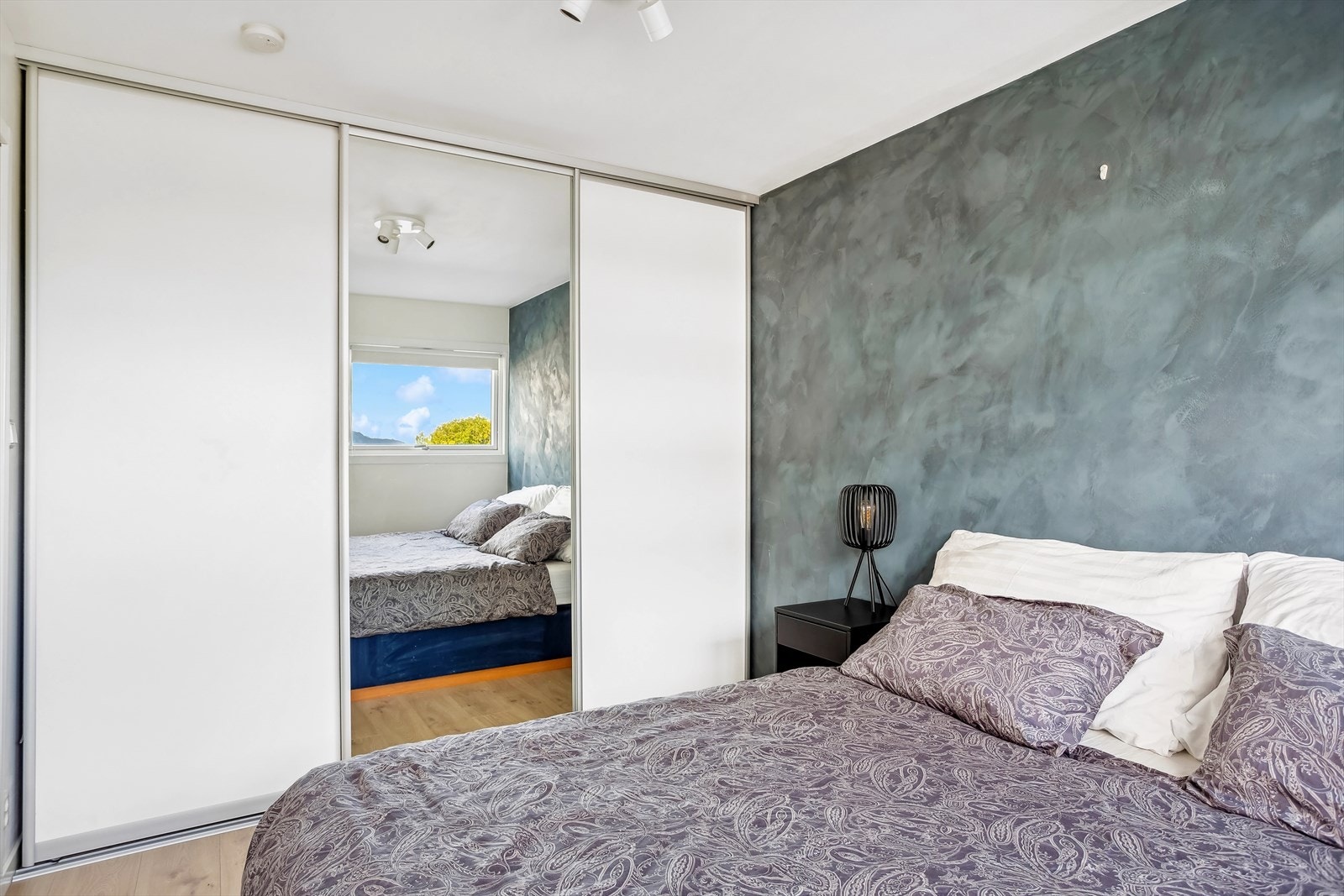 - Skyvedørsgarderoben har innredning med både hyller, skuffer og oppheng Galleribilde