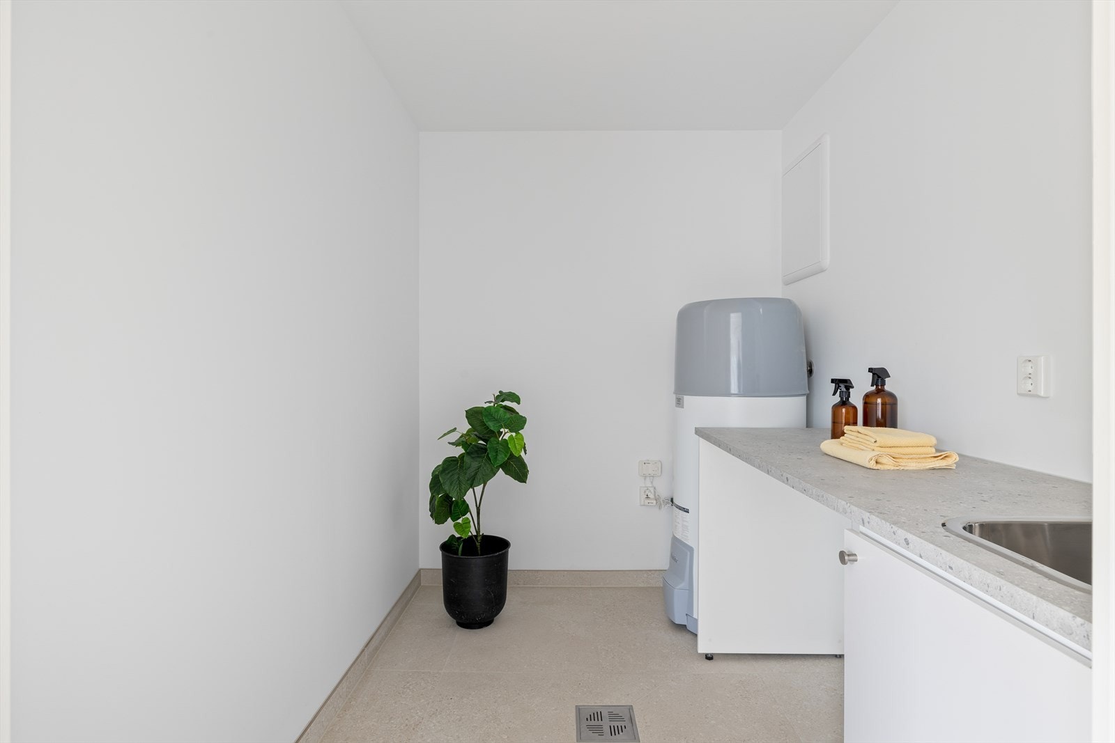 Vegg i vegg med kjøkkenet har man et teknisk rom/vaskerom med flott innredning fra Vedum. Galleribilde