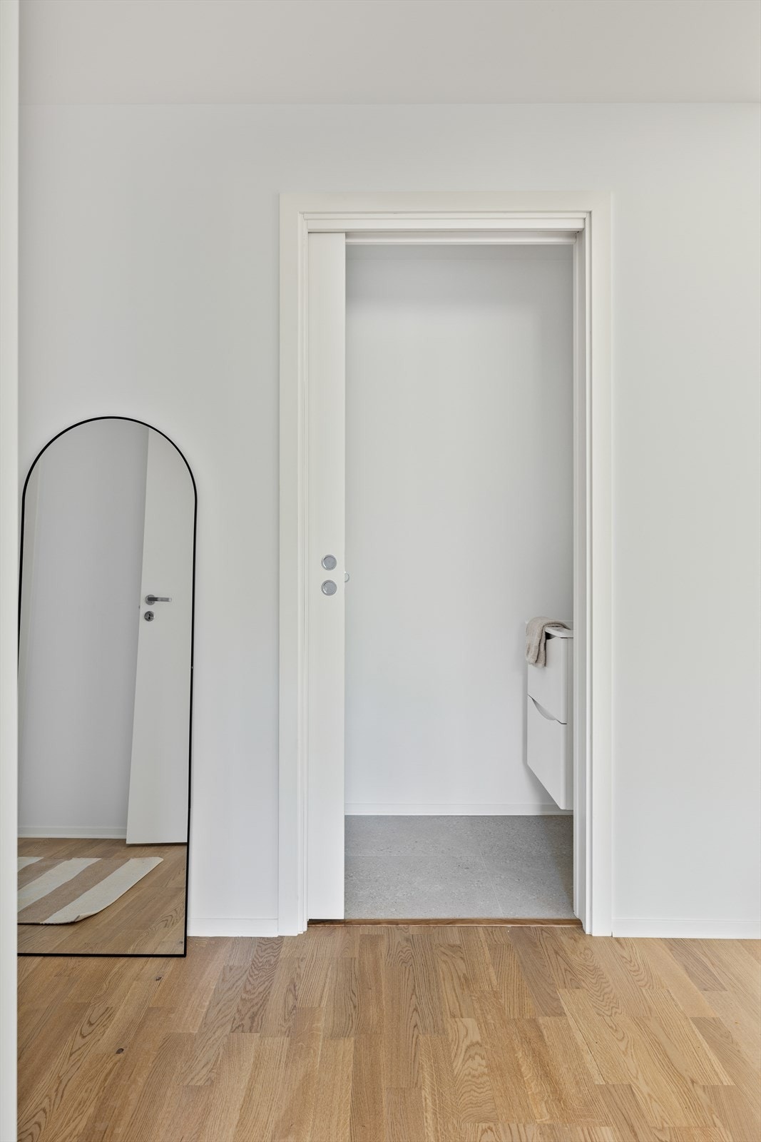 Praktiske skyvedører er både pent og plassbesparende. Galleribilde