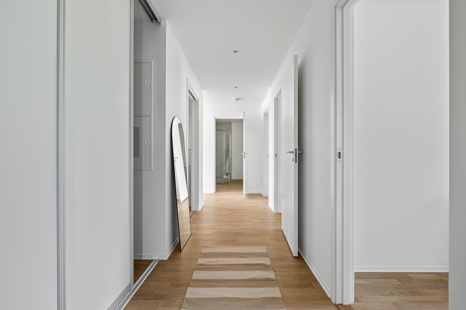 Man kommer inn i entre med god plass til oppbevaring av sko og ytterklær, og allerede her får man inntrykk av boligens gjennomførte og gode standard. Galleribilde