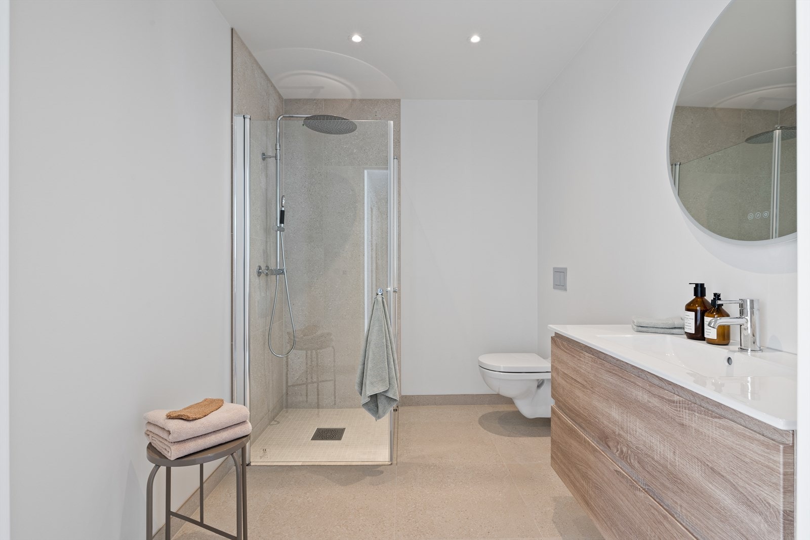 Boligen har et lekkert bad med tiltalende og moderne fliser på gulv. Inneholder vegghengt toalett, innredning og dusj fra Vikingbad. I tillegg er det et praktisk og separat gjestetoalett. Galleribilde