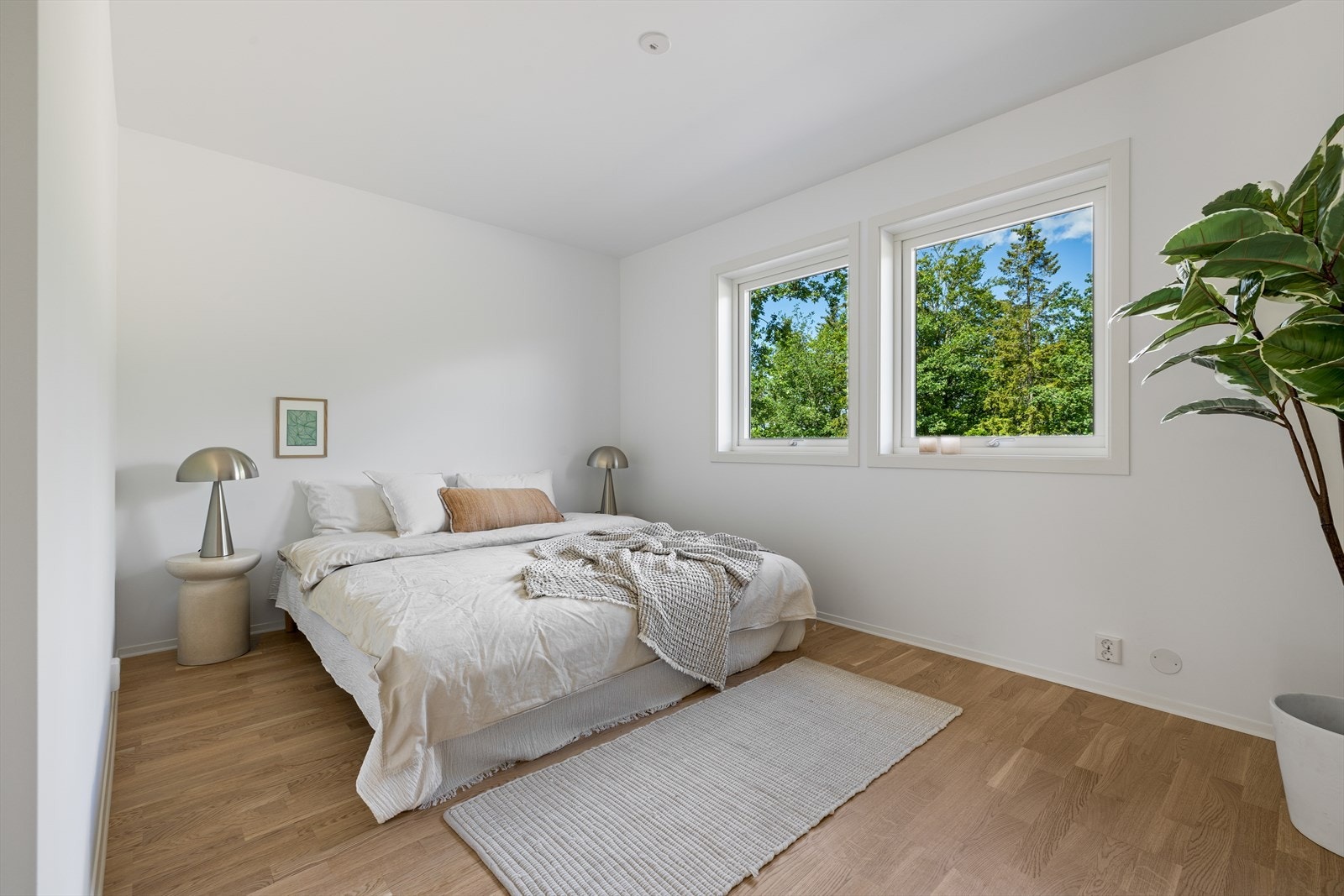 Alle rommene har godt med plass til både seng og ulike oppbevaringsmøblement. Galleribilde