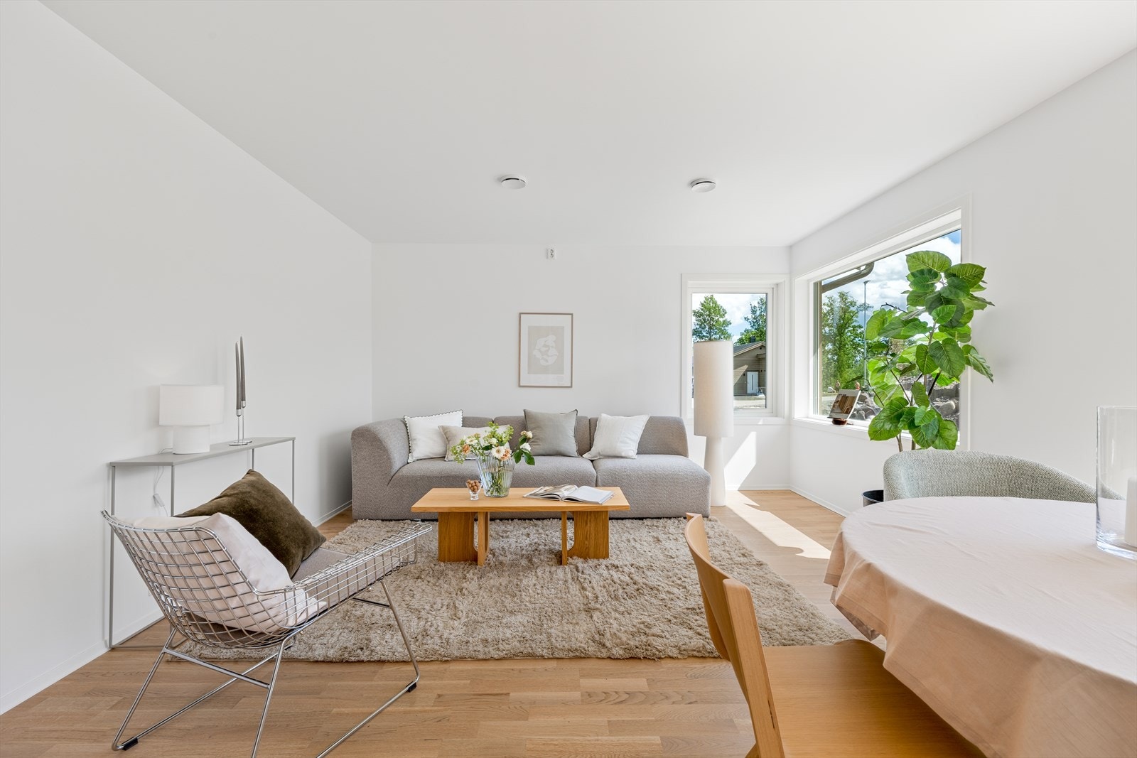 Boligen er helt nylig ferdigstilt og fremstår som en gjennomført og moderne bolig med særdeles flotte og smakfulle farge - og materialvalg! Galleribilde