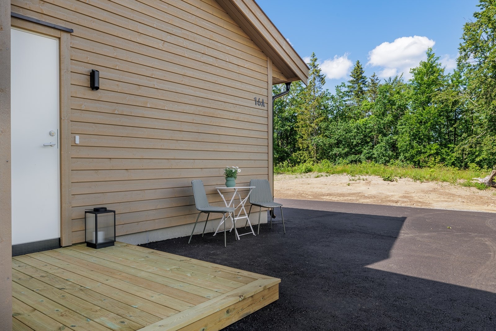 Det er gode parkeringsmuligheter i eget, asflatert gårdsrom uten boligen. Galleribilde