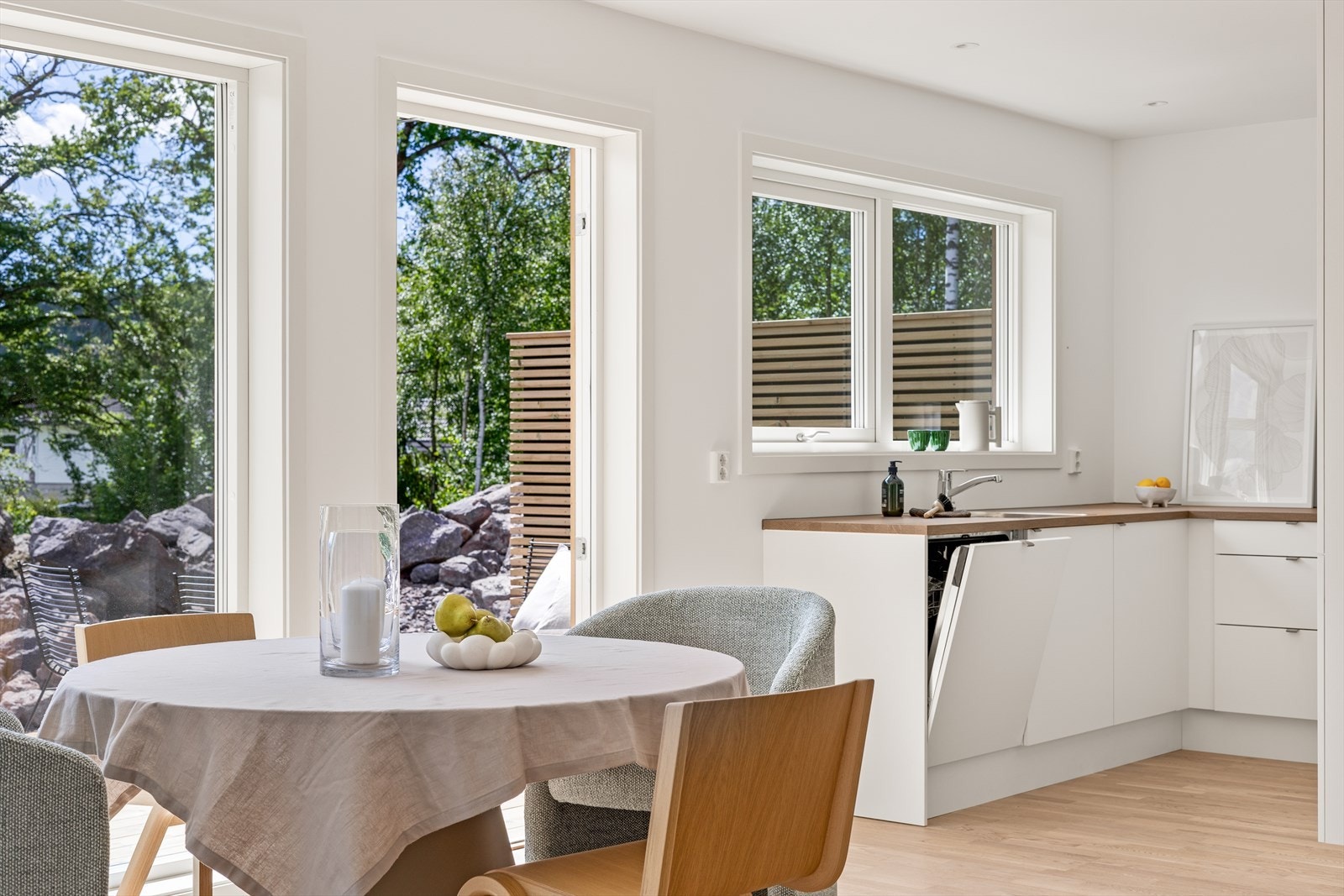 Stue og kjøkken er i åpen løsning - et sosialt, lyst og innbydende rom med utgang til egen uteplass. Galleribilde