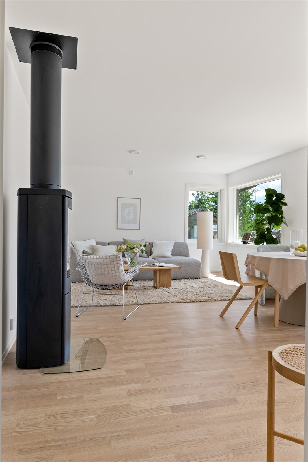 Vedovn er montert i stue. For øvrig elektrisk oppvarming. Det er også opplegg til luft-til-luft varmepumpe. Galleribilde