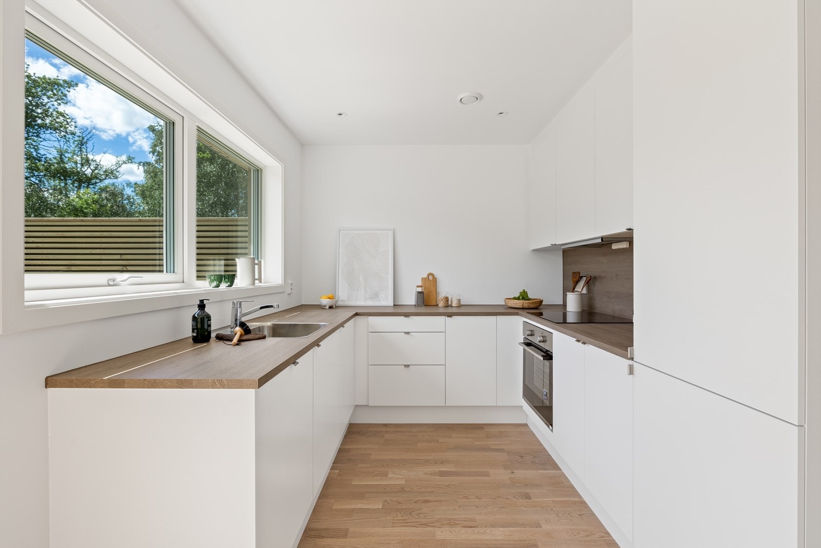 Kjøkkenet har en stilren innredning fra Aubo med integrerte hvitevarer som oppvaskmaskin, komfyr, platetopp, ventilator, kjøl og frys. Galleribilde