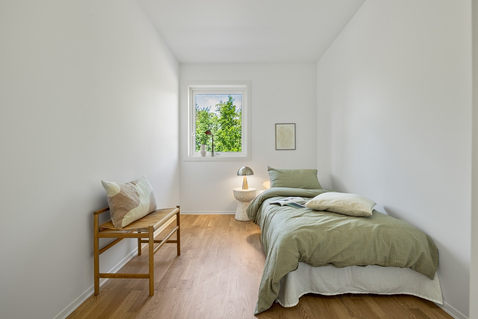 Soverom nr. to i lyse fargenyanser som skaper en behagelig atmosfære. Galleribilde