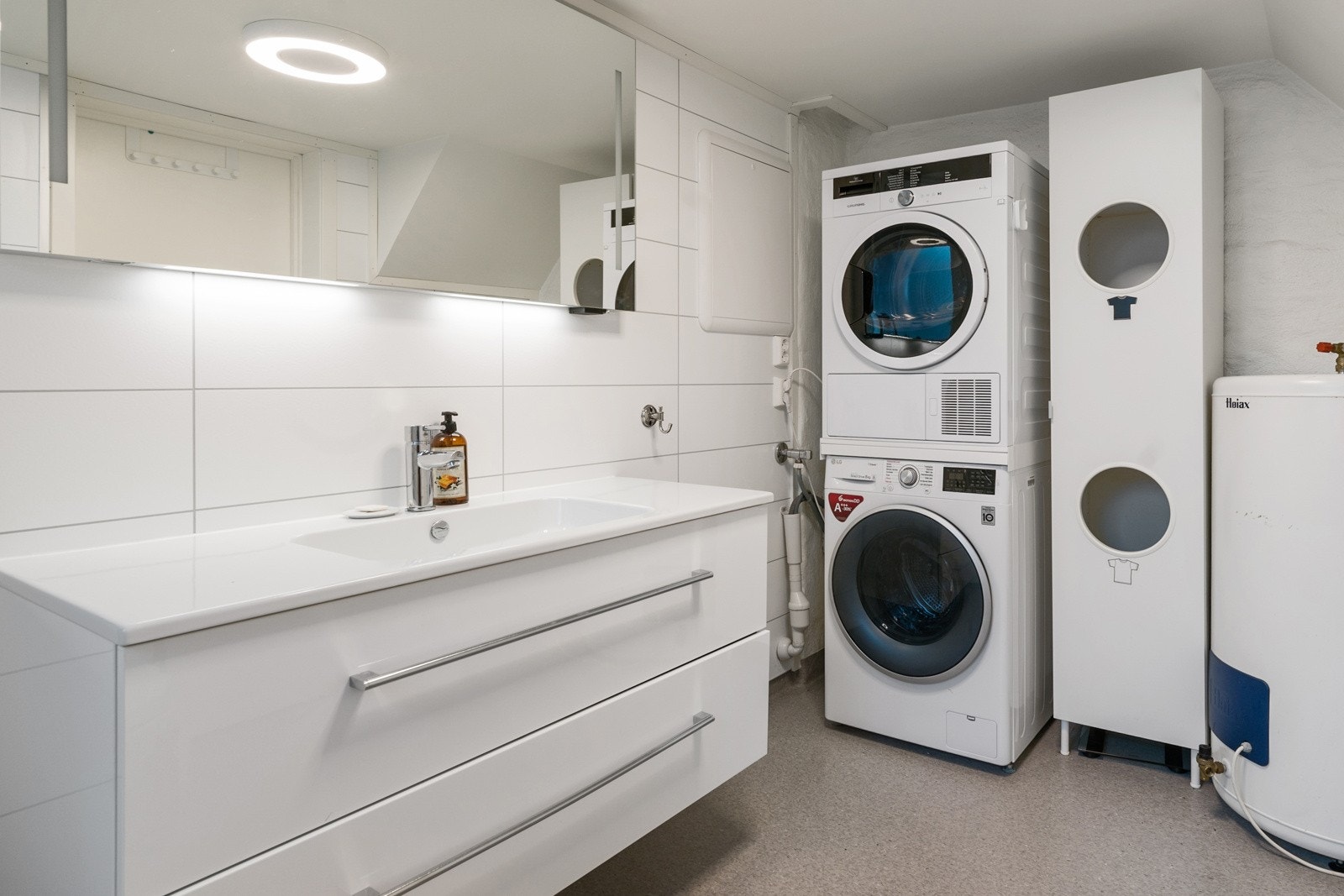 Nytt bad/ vaskerom i kjeller med god plass til vaskemaskin og tørketrommel. Galleribilde