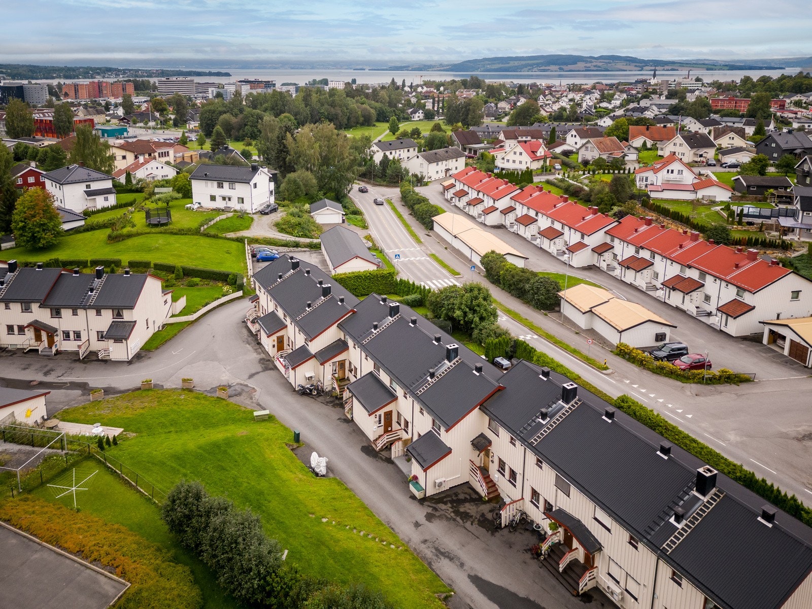 Her bor du i et hyggelig område med gangavstand til det du trenger i hverdagen. Galleribilde