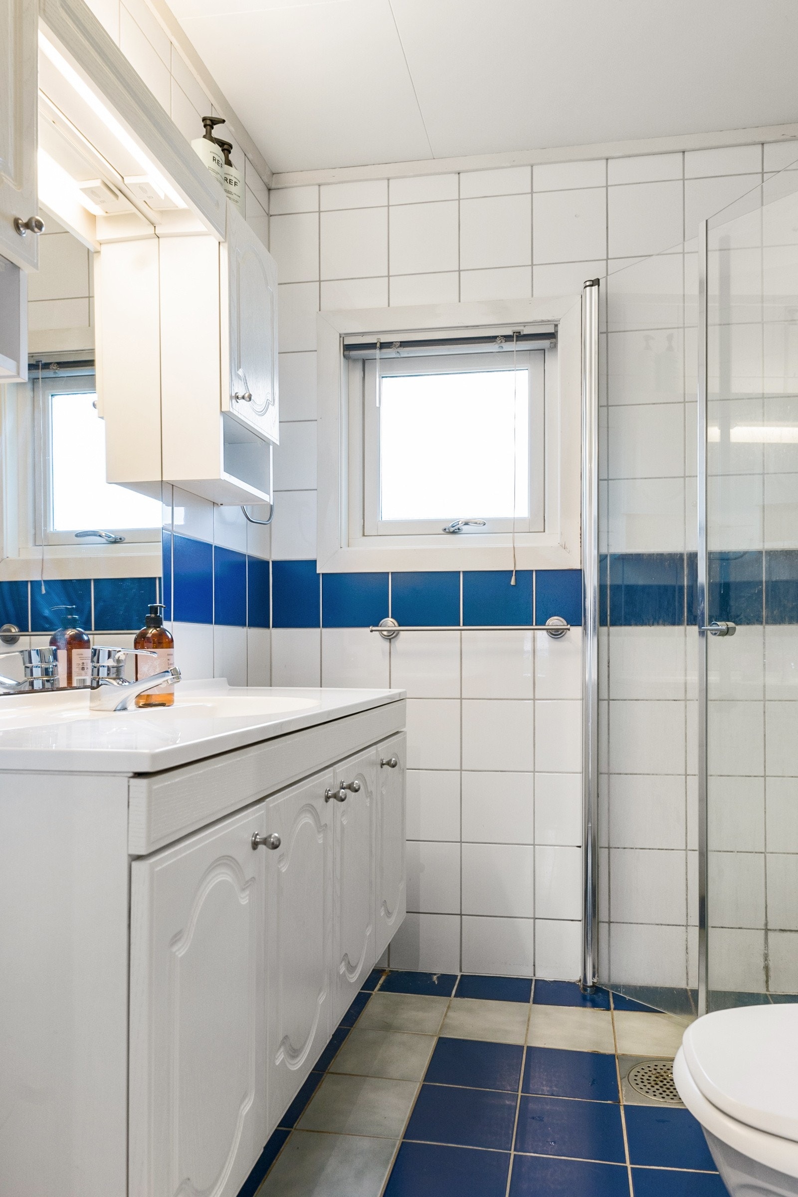 Badet i 2.etasje har fliser på vegger & gulv. Galleribilde