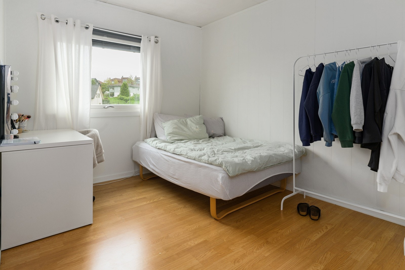 Et hyggelig soverom med plass til både klesoppbevaring & skrivepult. Galleribilde