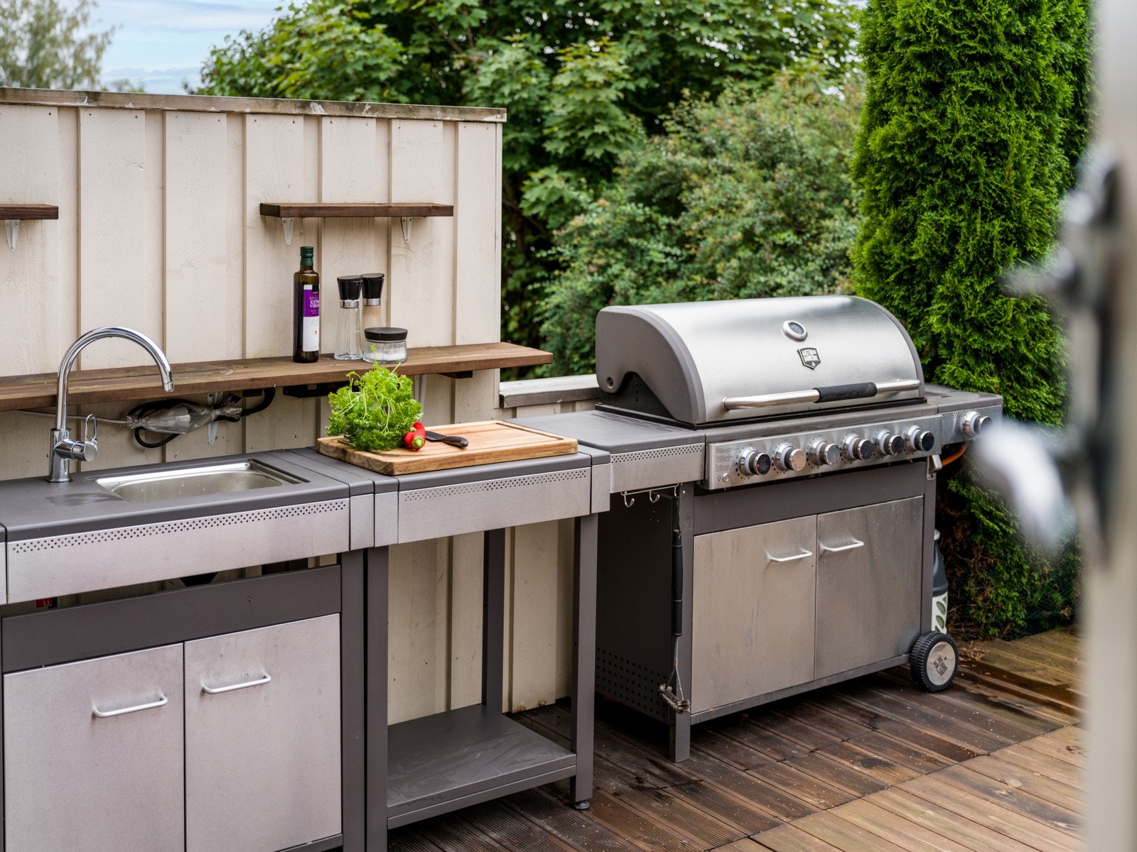 Her har du en fin og hyggelig uteplass med utekjøkken & god plass til utemøblement. Galleribilde