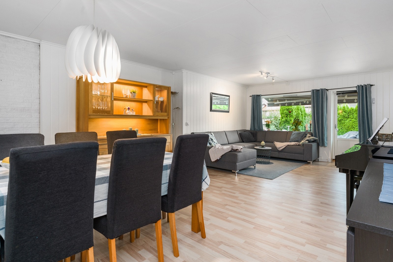 Stuen er stor og byr på flere muligheter for innredning. Galleribilde