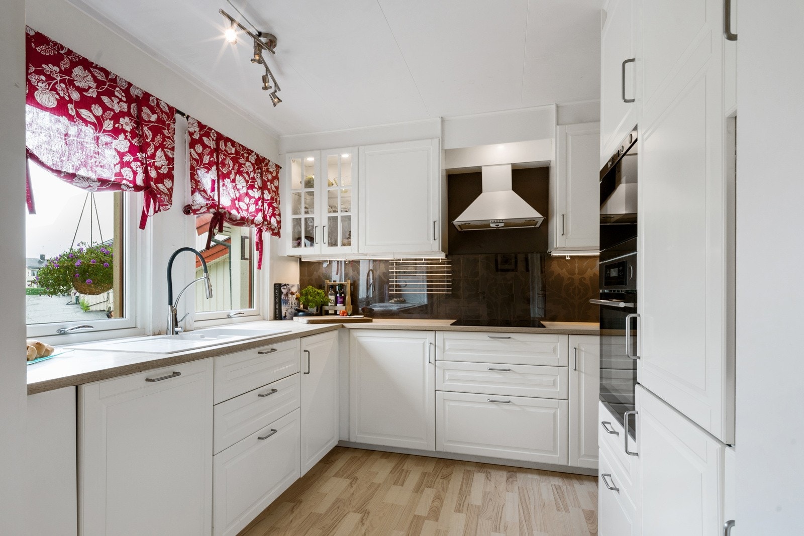 Et klassisk & hyggelig kjøkken som har godt med skapplass. Galleribilde