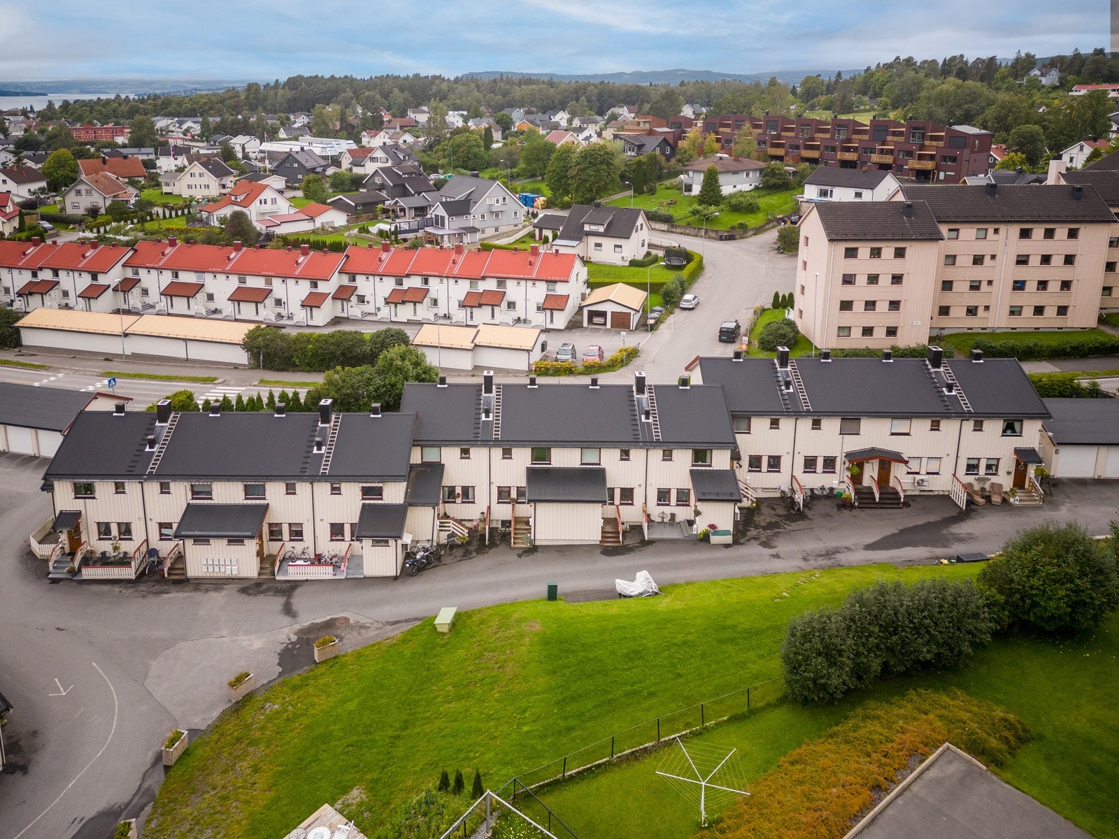 Fra eiendommen er det ca. 1 km til Hamar sentrum. Galleribilde