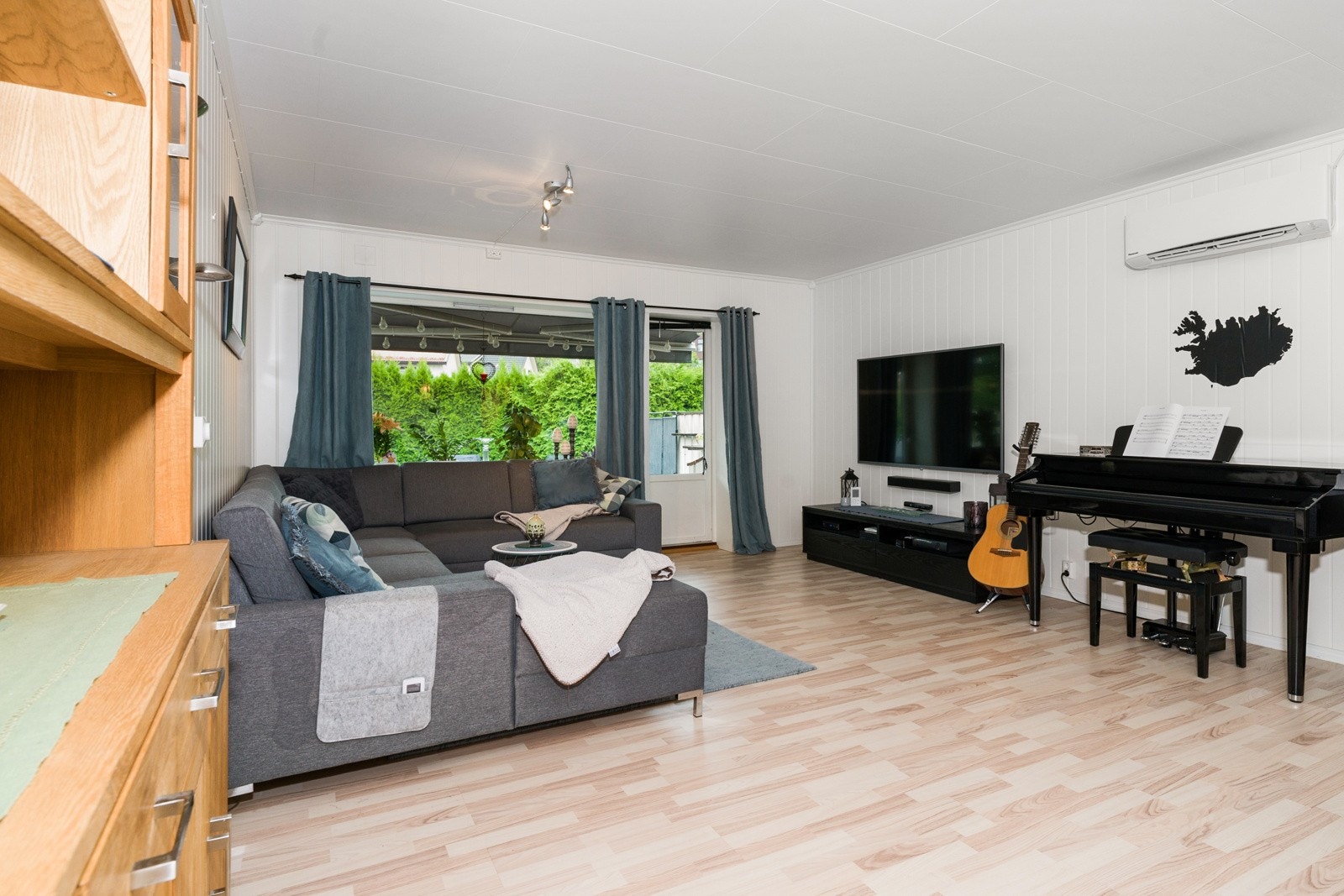 Fra stuen er det utgang til den fine uteplassen. Galleribilde