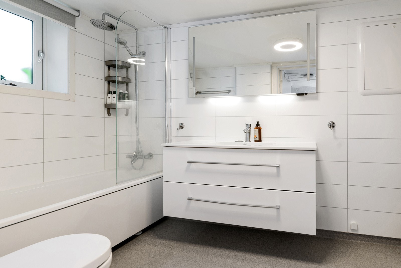 Badet er innredet med toalett, servantinnredning og badekar med dusj. Galleribilde