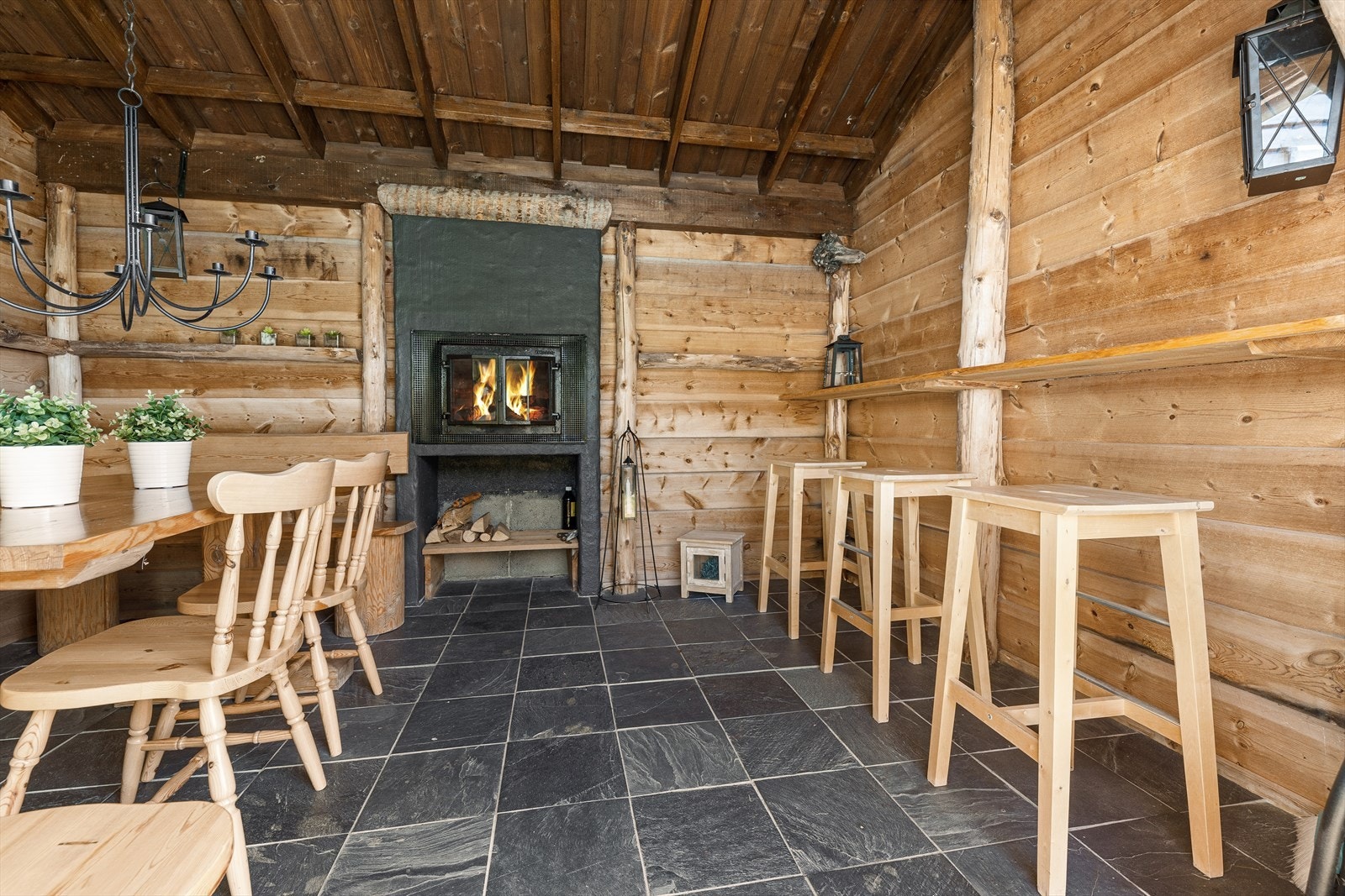 Hyggelig utestue med peis - perfekt for sosiale sammenkomster uansett vær. Galleribilde