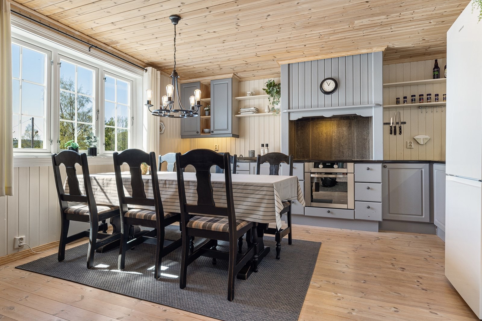 kjøkkenet er et naturlig samlingspunkt i hytta. Galleribilde