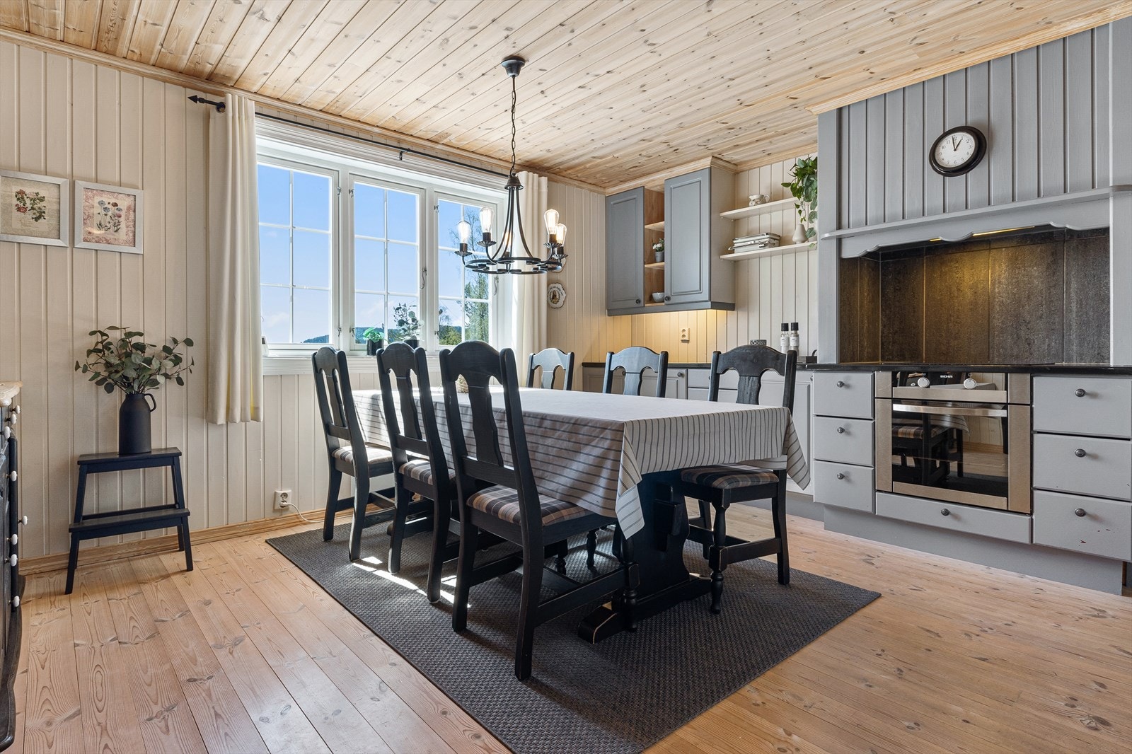 Kjøkkenet har integrert komfyr og oppvaskmaskin med god plass til spisebord. Galleribilde