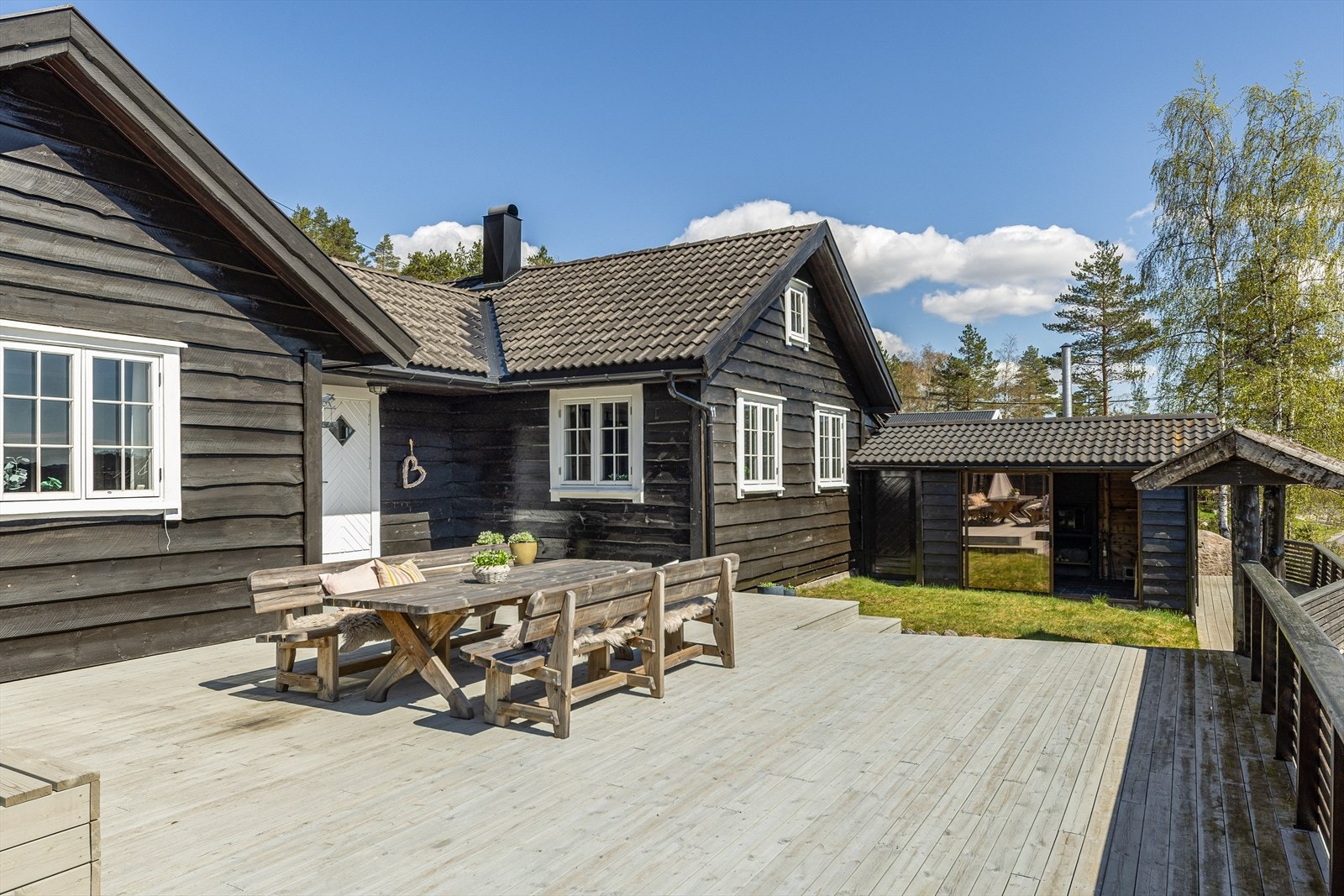 Romslig tomt med en stor terrasse, sol fra tidlig morgen til sen kveld. Galleribilde