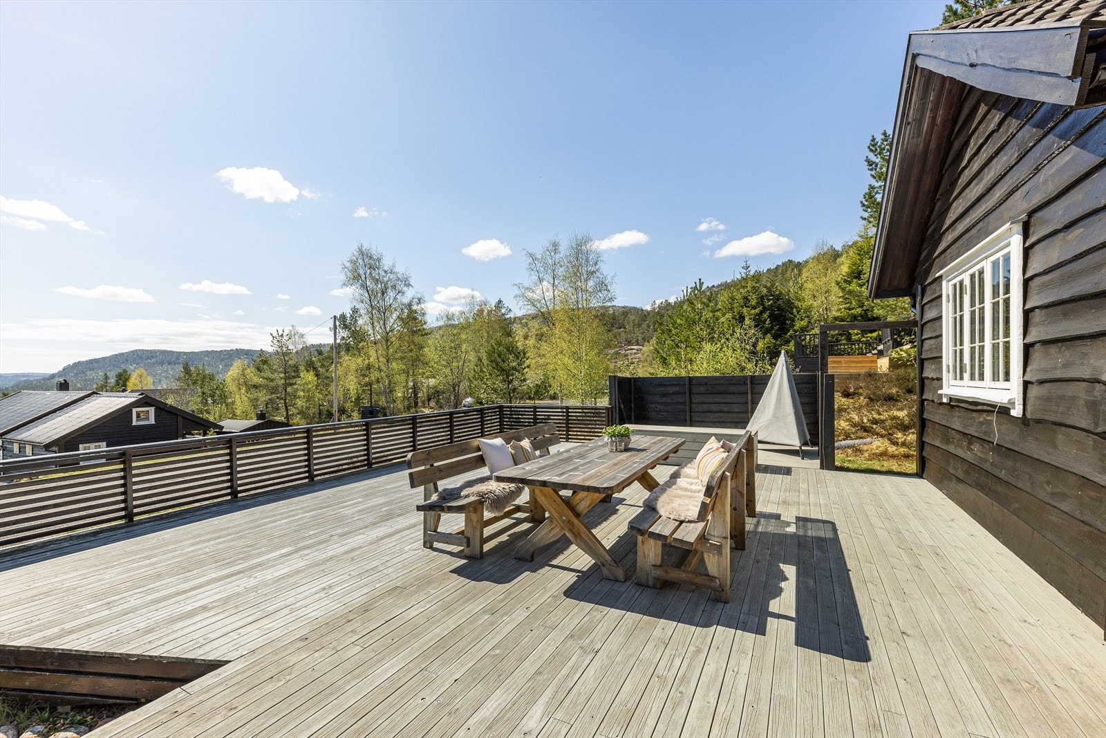 Terrassen gir rikelig med plass for utemøbler og en grill Galleribilde