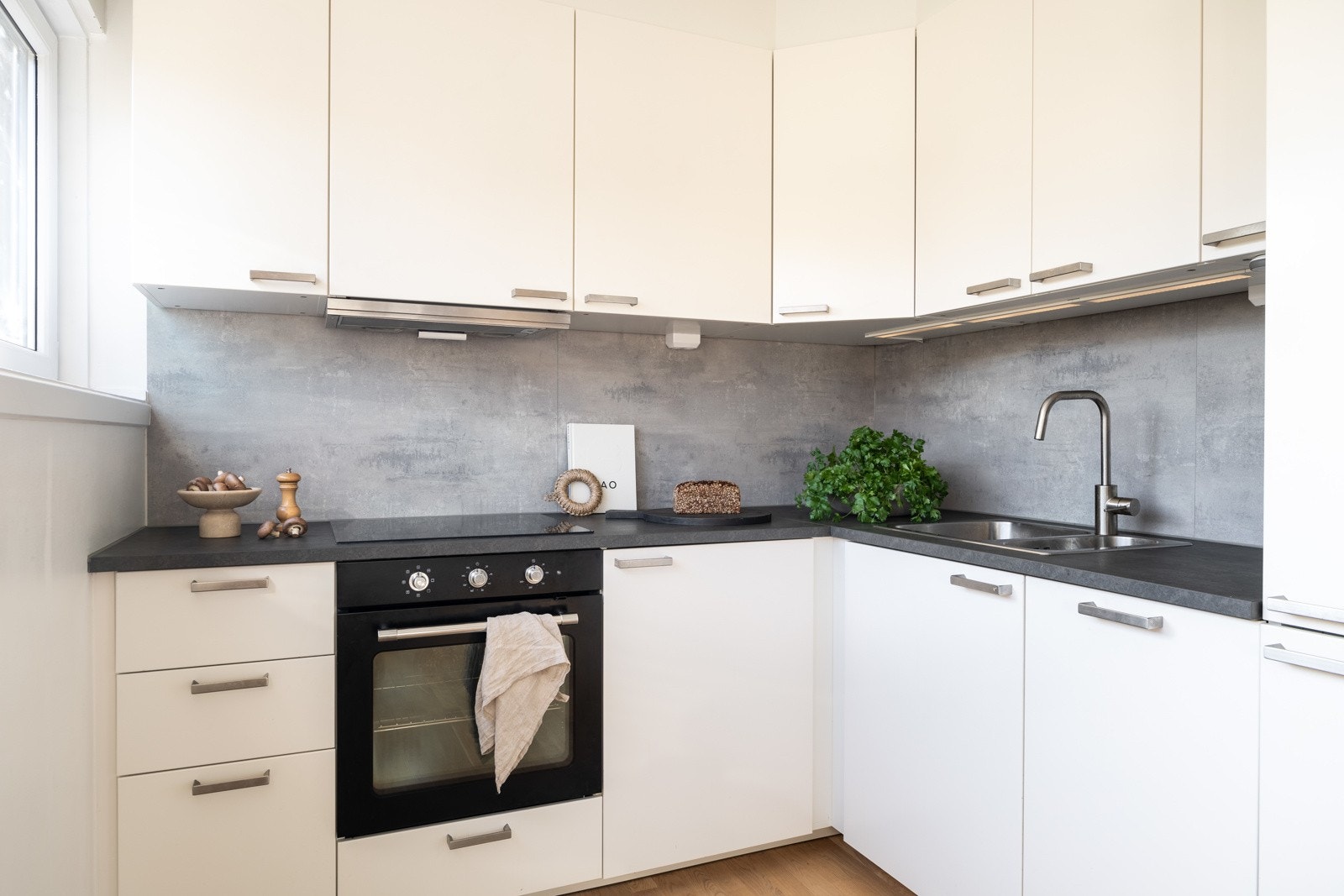 Moderne kjøkkeninnredning med hvite slette fronter fra 2019. Galleribilde