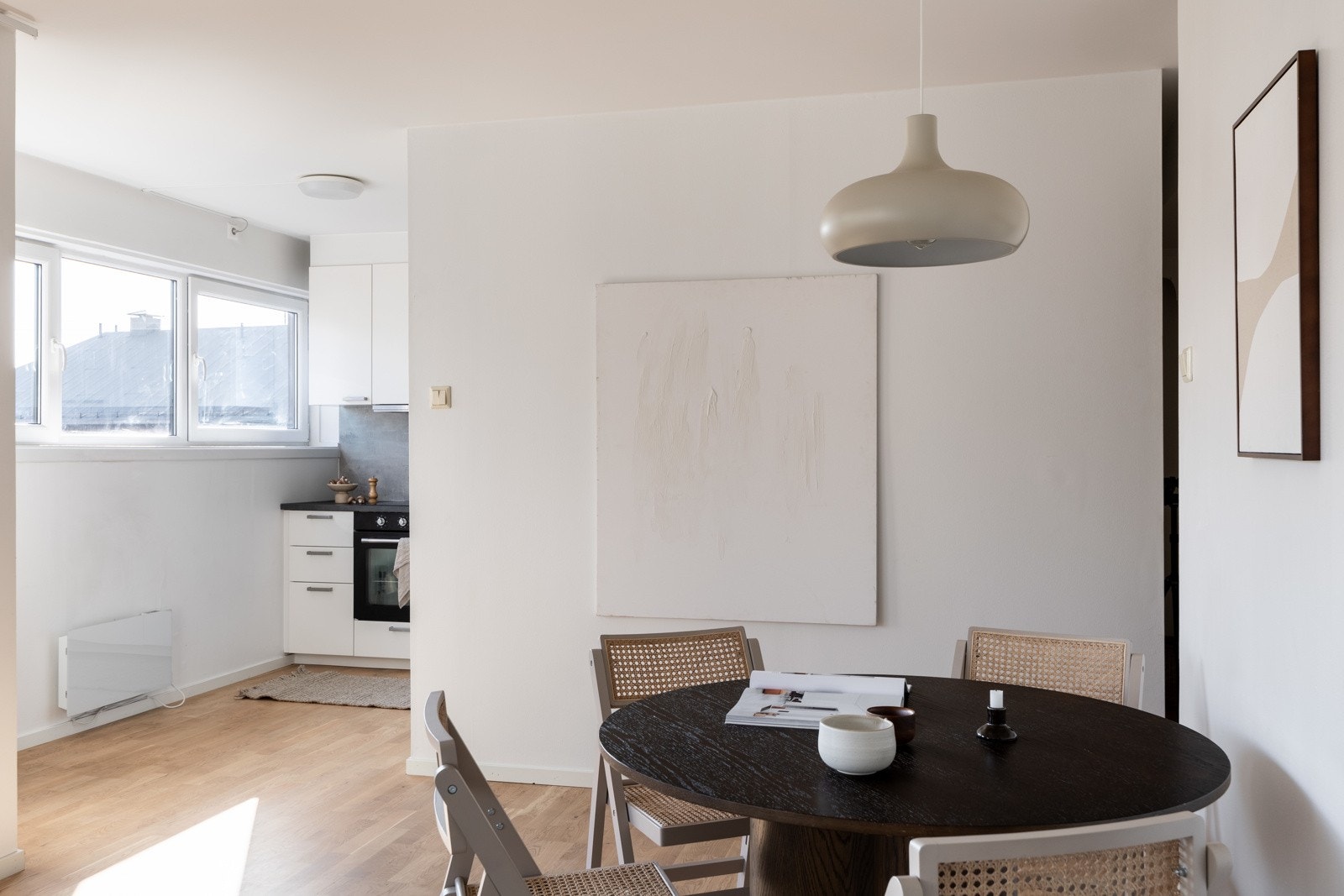 Stuen kan enkelt innredes med både sofa- og spiseseksjon. Galleribilde