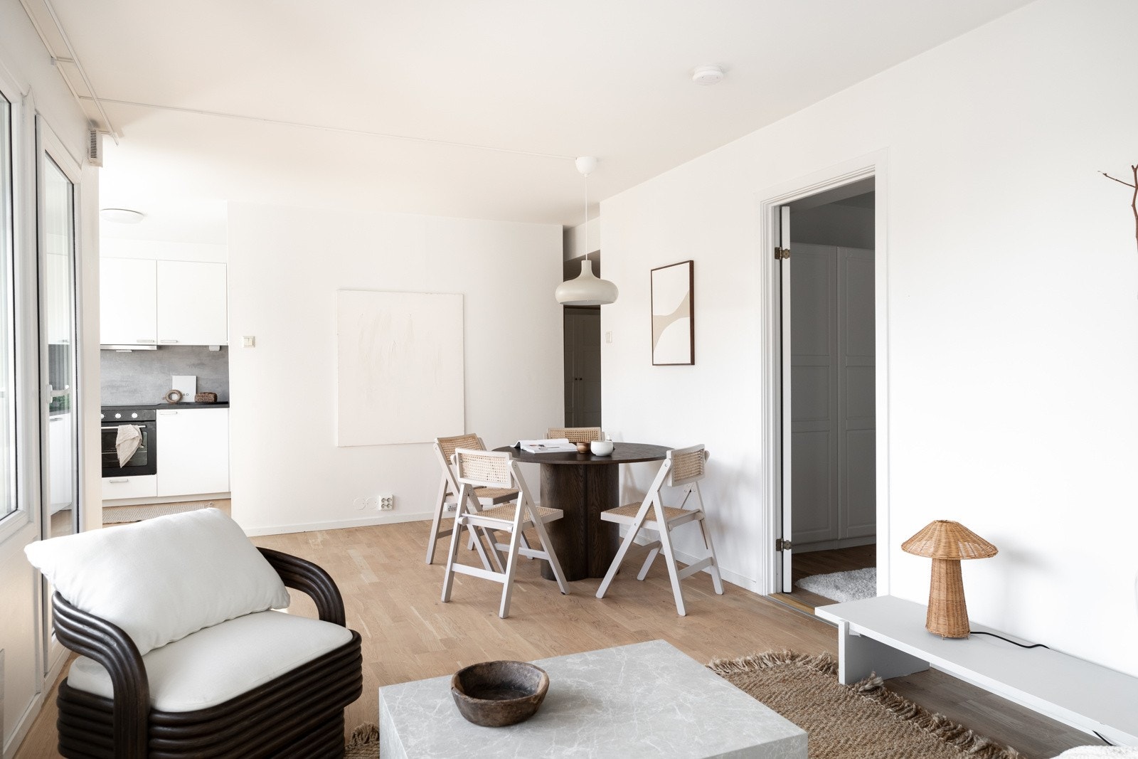 Leiligheten har en praktisk planløsning med åpen kjøkkenløsning. Galleribilde