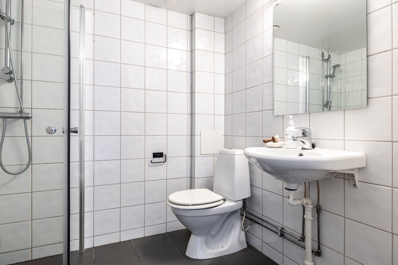 Lyst baderom med flislagt gulv med gulvvarme. Galleribilde