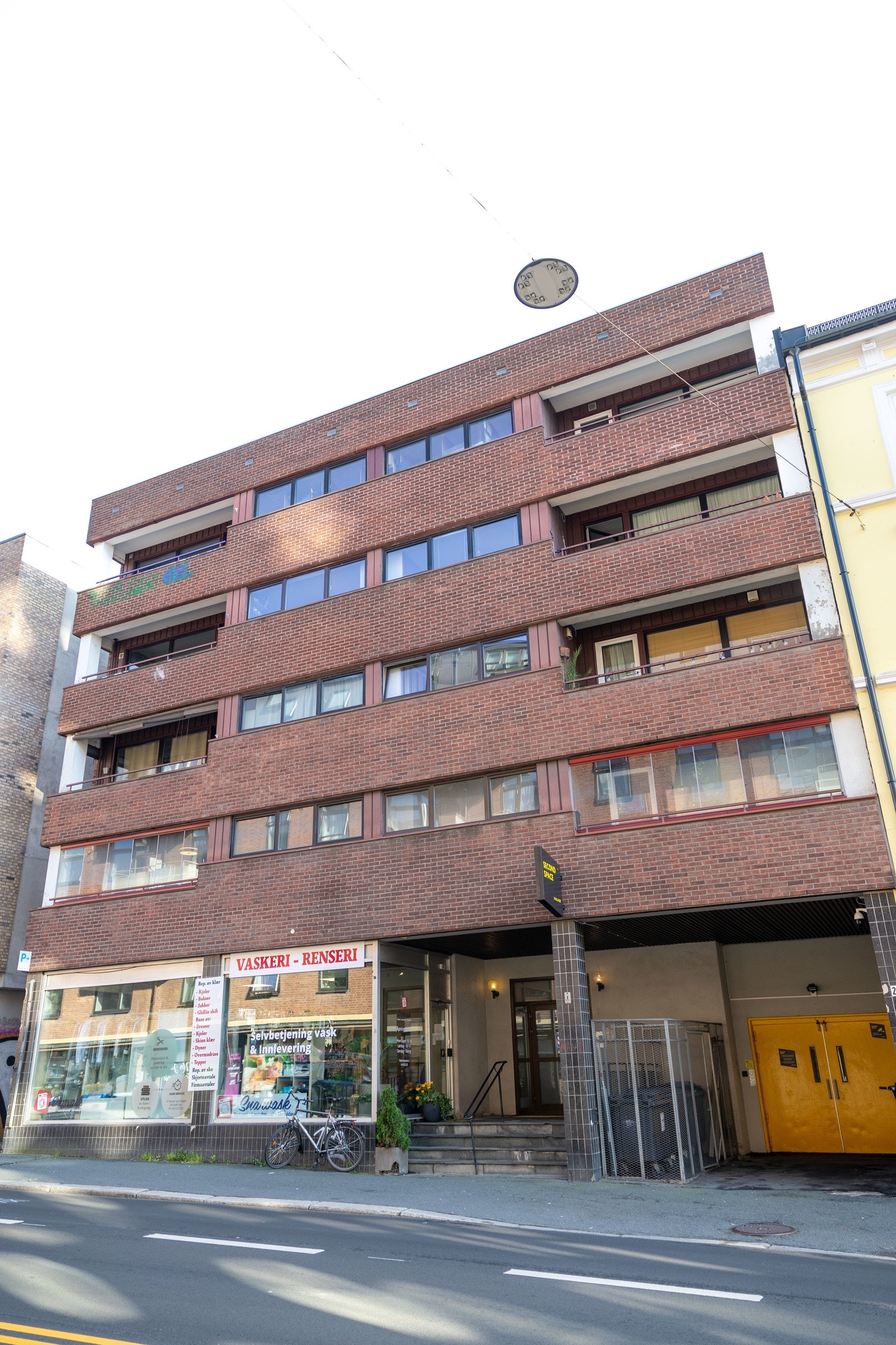 Fasade | Veldrevet sameie bestående av 14 boligseksjoner, én næringsseksjon og én garasjeseksjon. Galleribilde